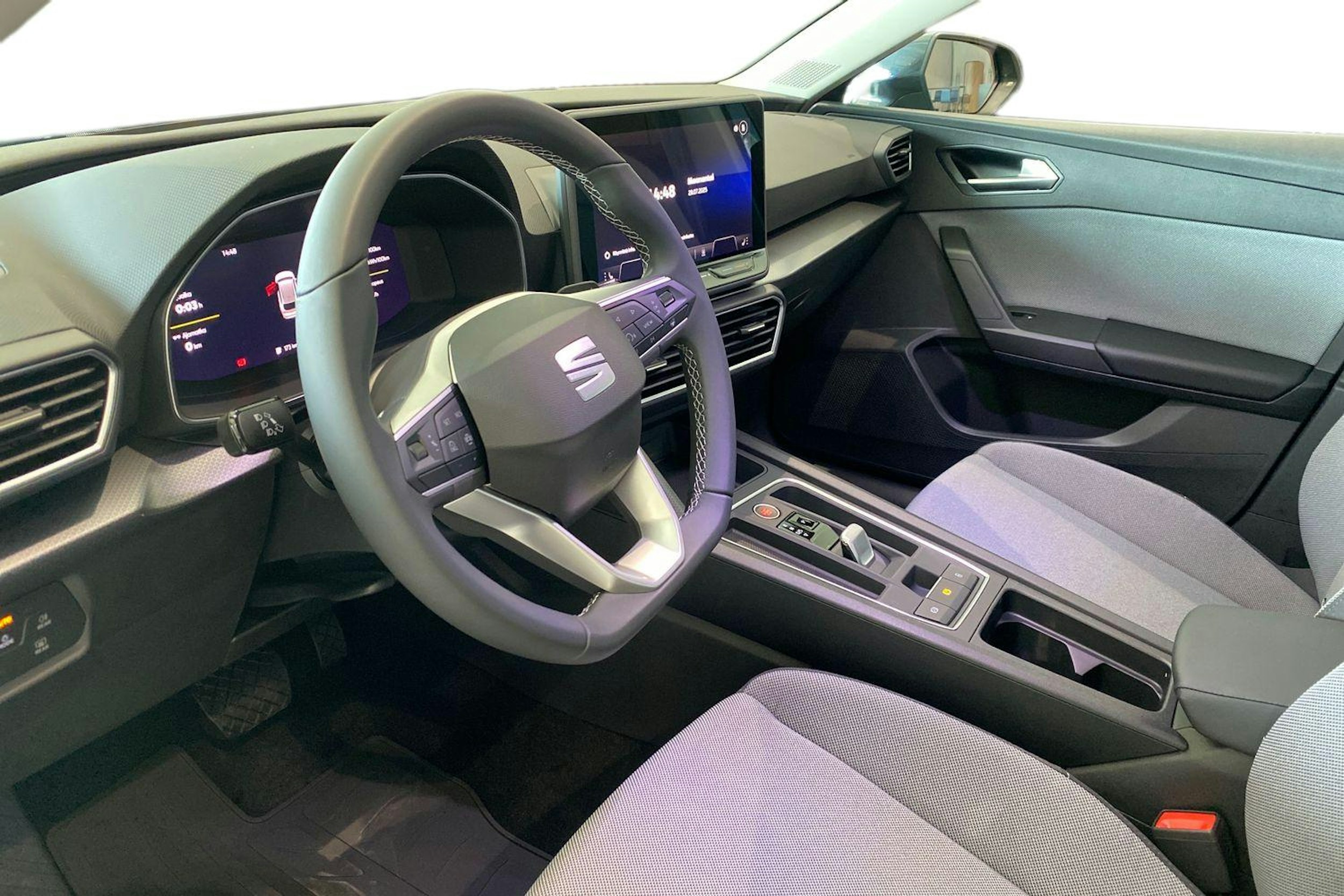harmaa SEAT Leon Sportstourer 2025 kuva 6.