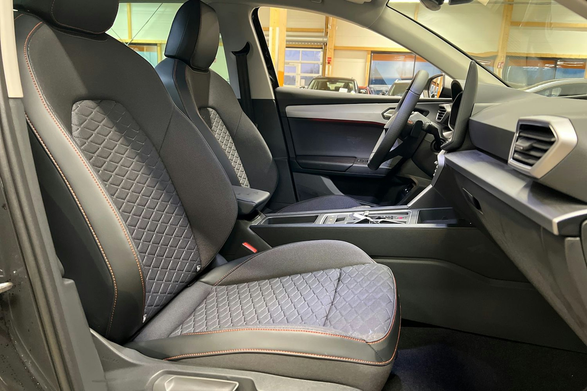 met. musta SEAT Leon Sportstourer 2026 kuva 14.