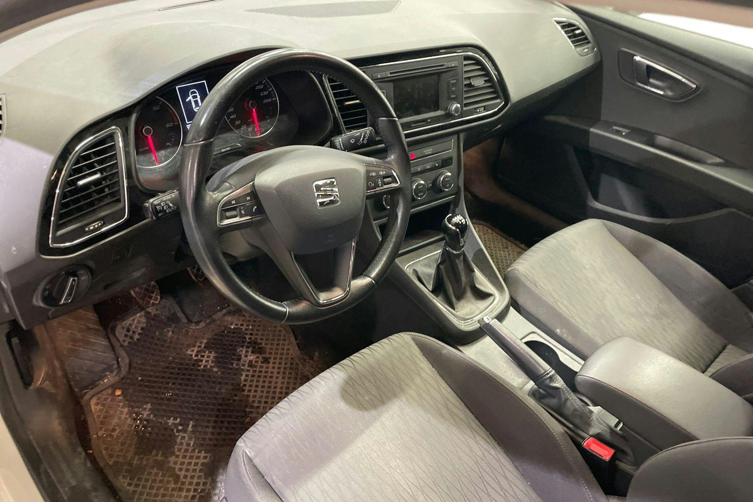 valkoinen SEAT Leon ST 2014 kuva 3.