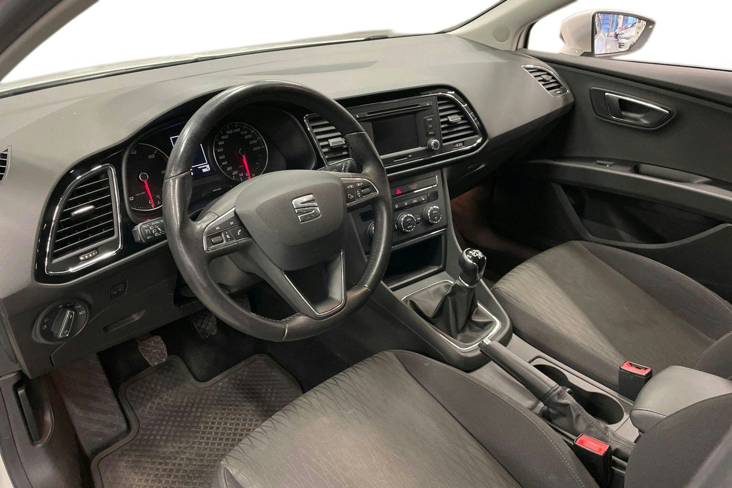 valkoinen SEAT Leon ST 2014 kuva 7.