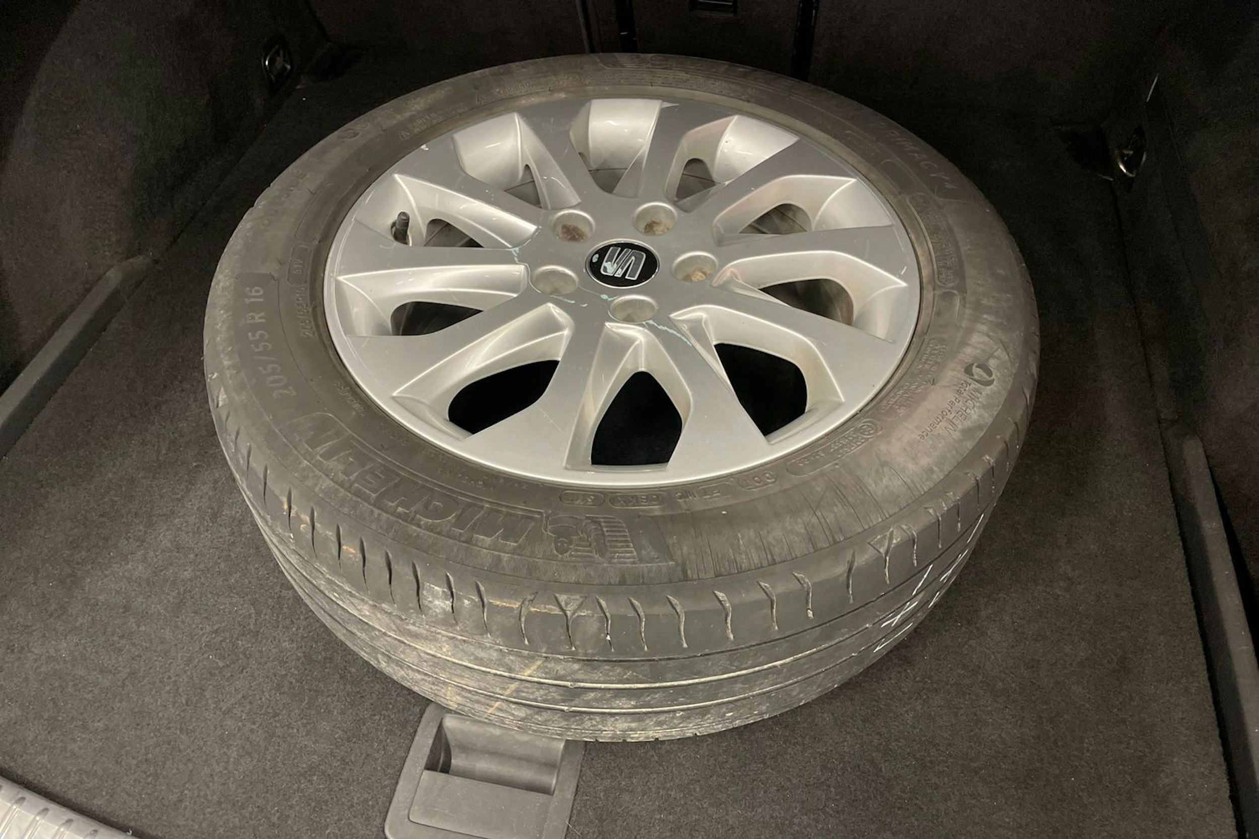 valkoinen SEAT Leon ST 2014 kuva 13.