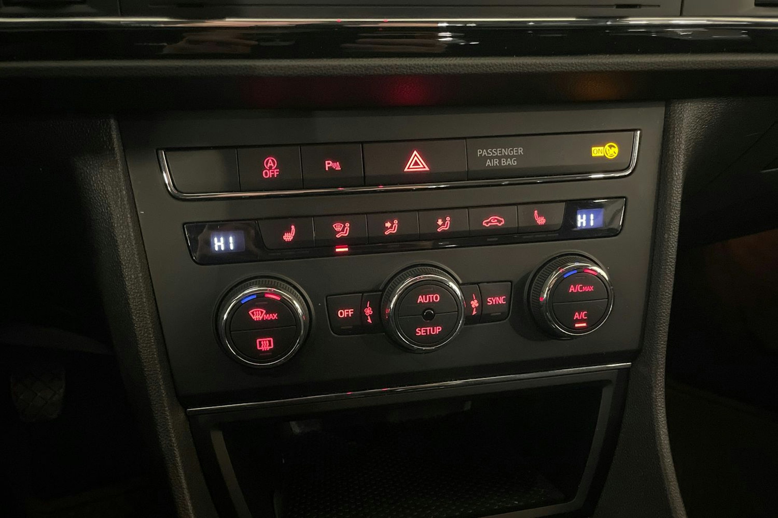 valkoinen SEAT Leon ST 2014 kuva 14.