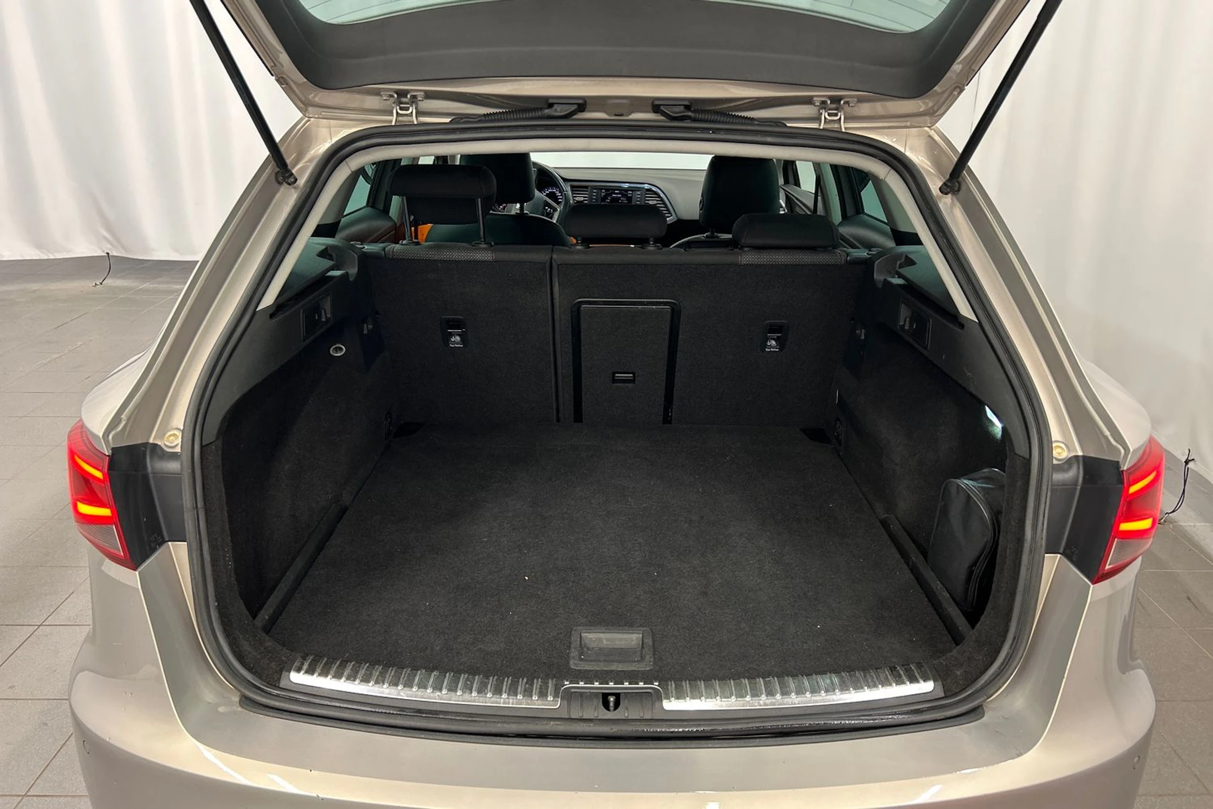 ruskea (beige) SEAT Leon ST 2014 kuva 12.