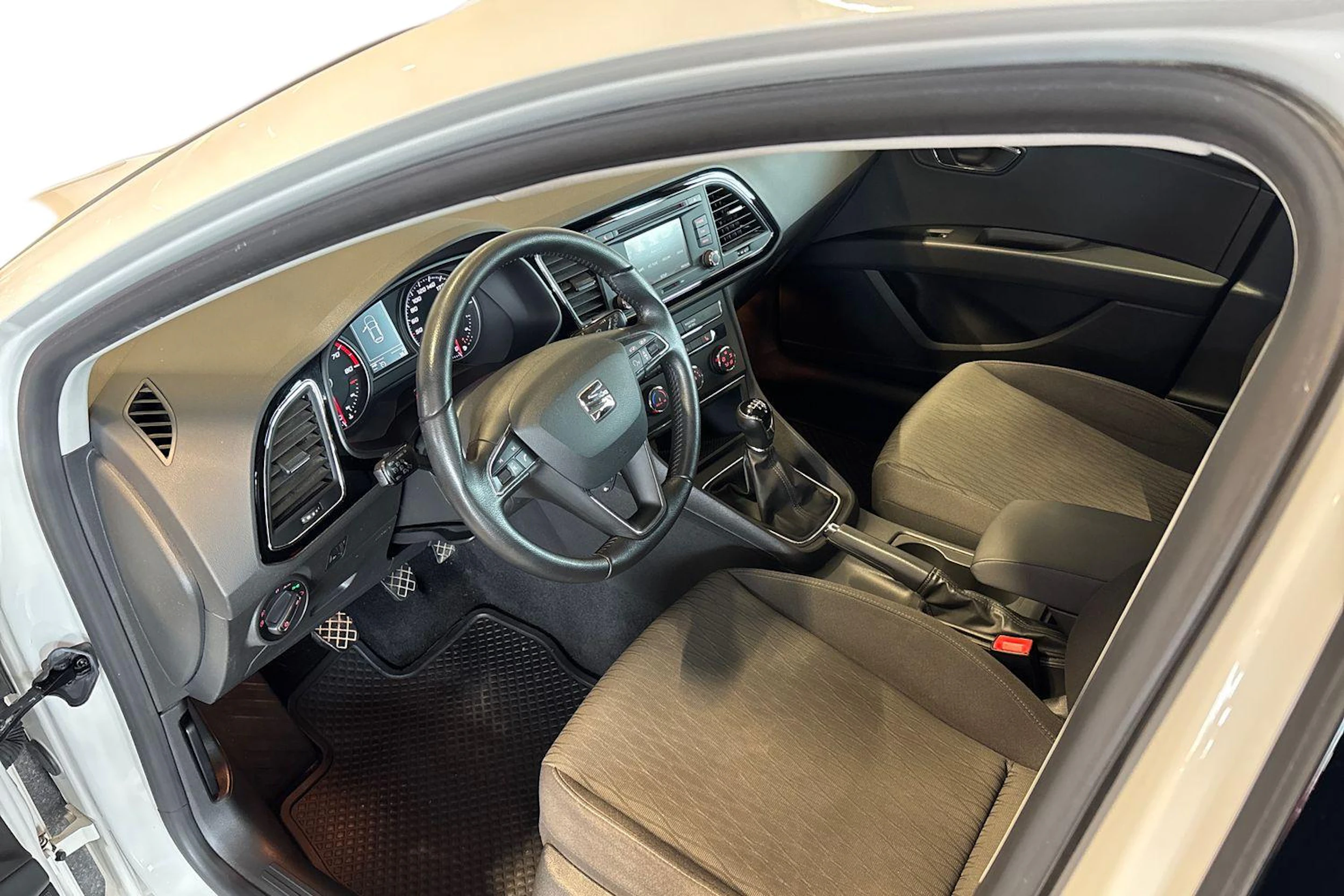 Valkoinen SEAT LEON ST 2014 kuva 8.