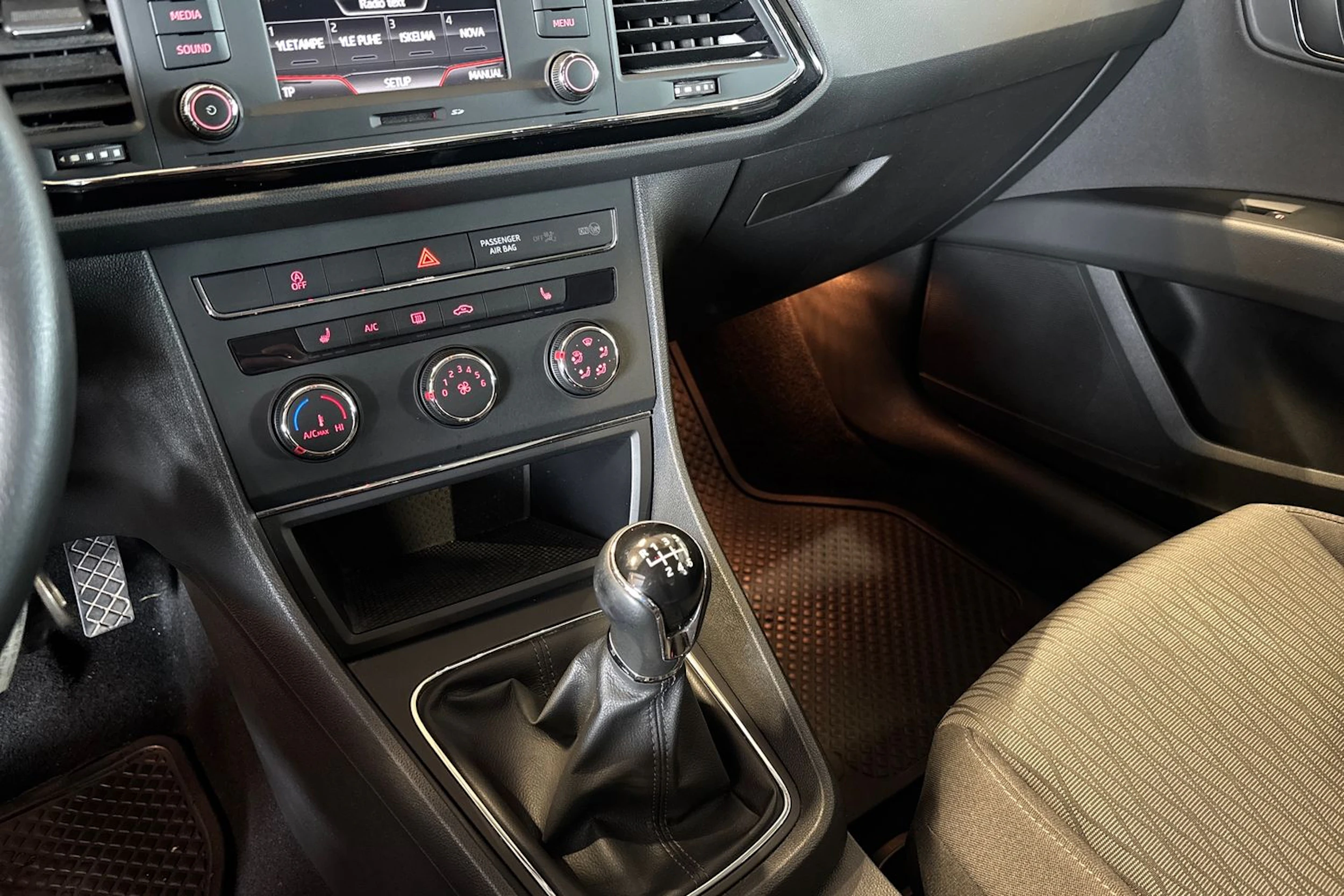 Valkoinen SEAT LEON ST 2014 kuva 19.