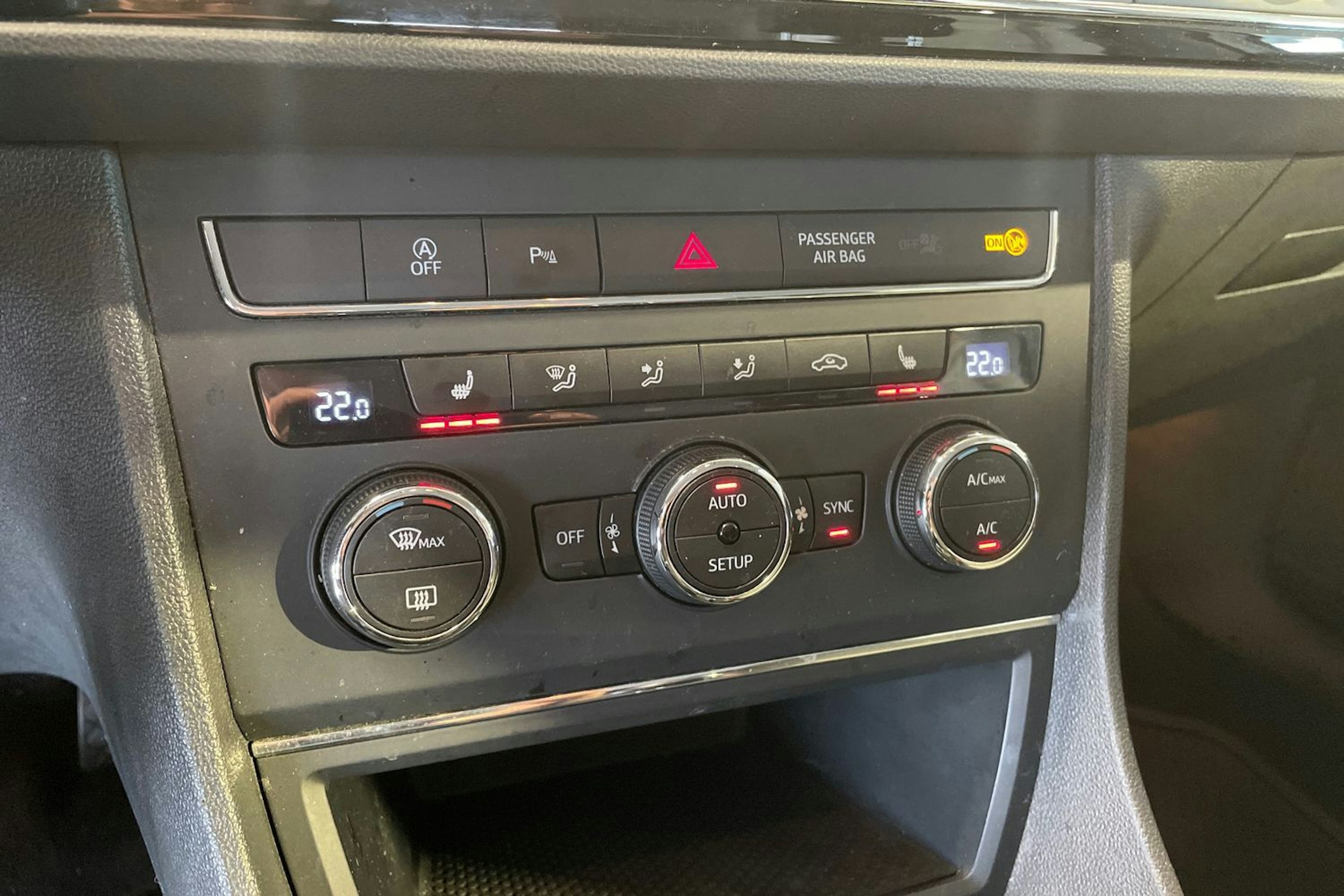Valkoinen SEAT Leon ST 2015 kuva 22.