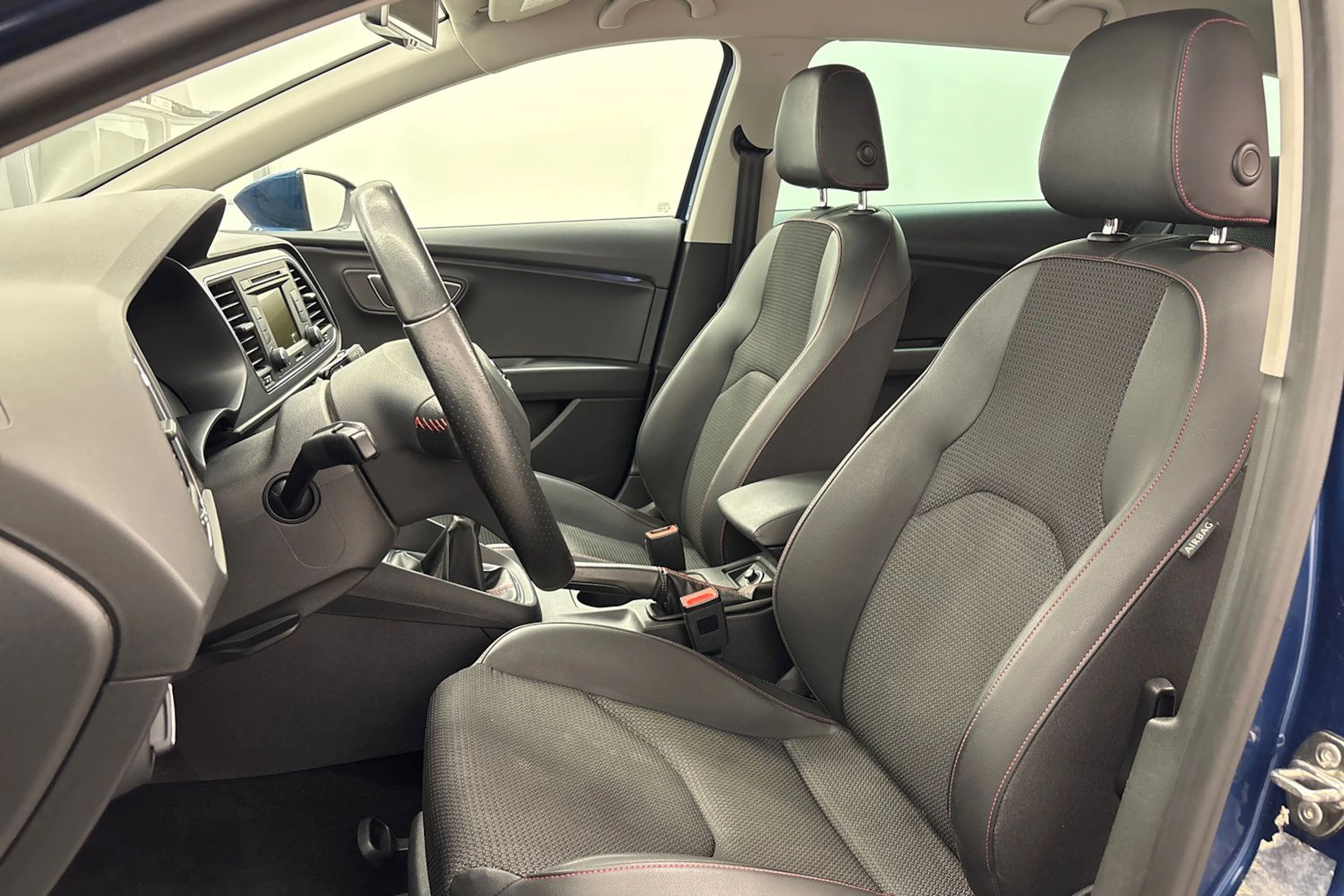 sininen SEAT Leon ST 2015 kuva 11.
