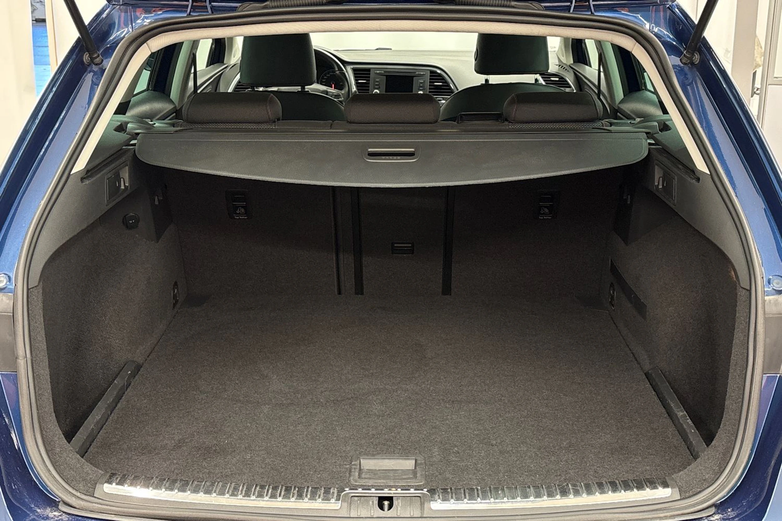 sininen SEAT Leon ST 2015 kuva 19.