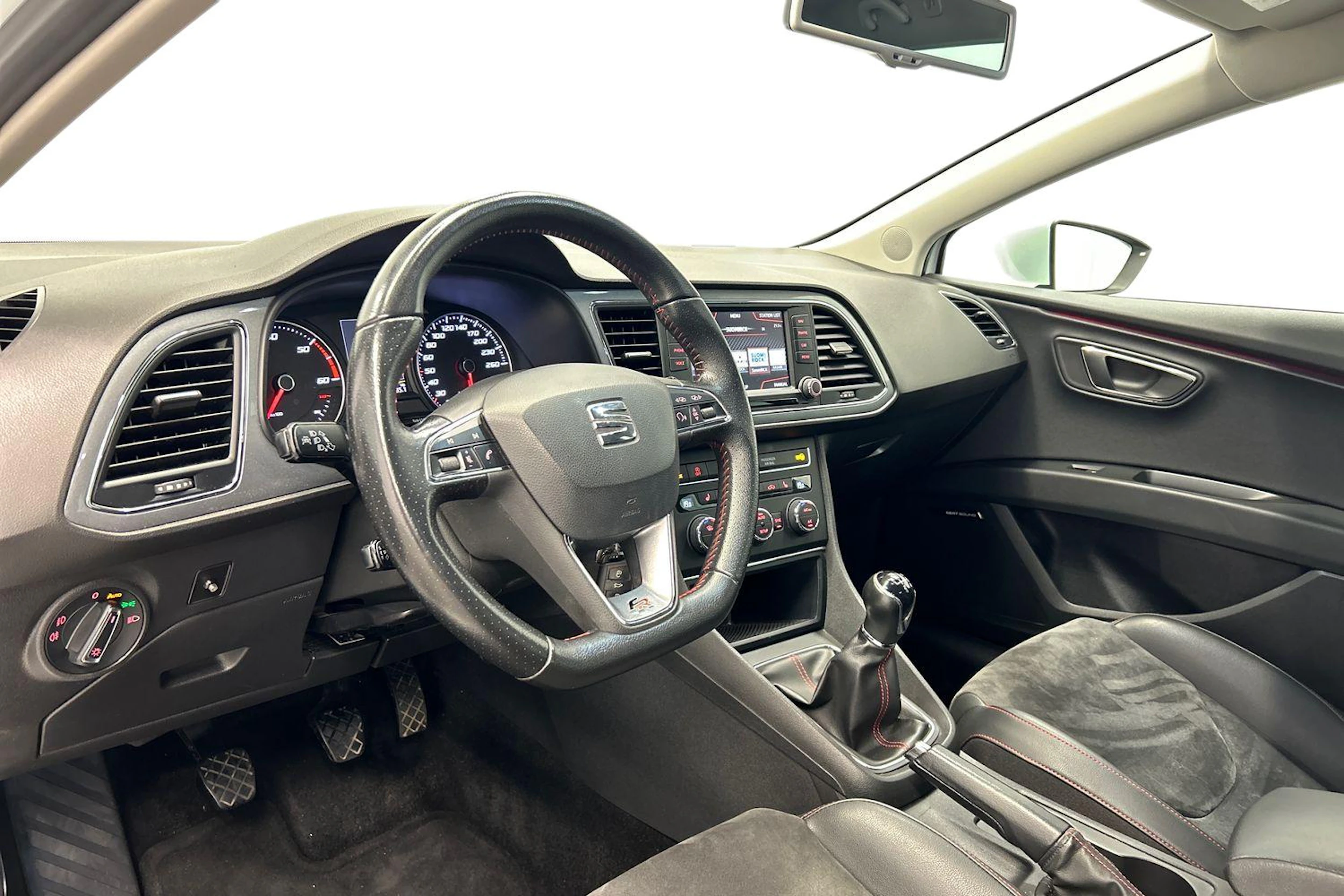 valkoinen SEAT Leon ST 2015 kuva 6.