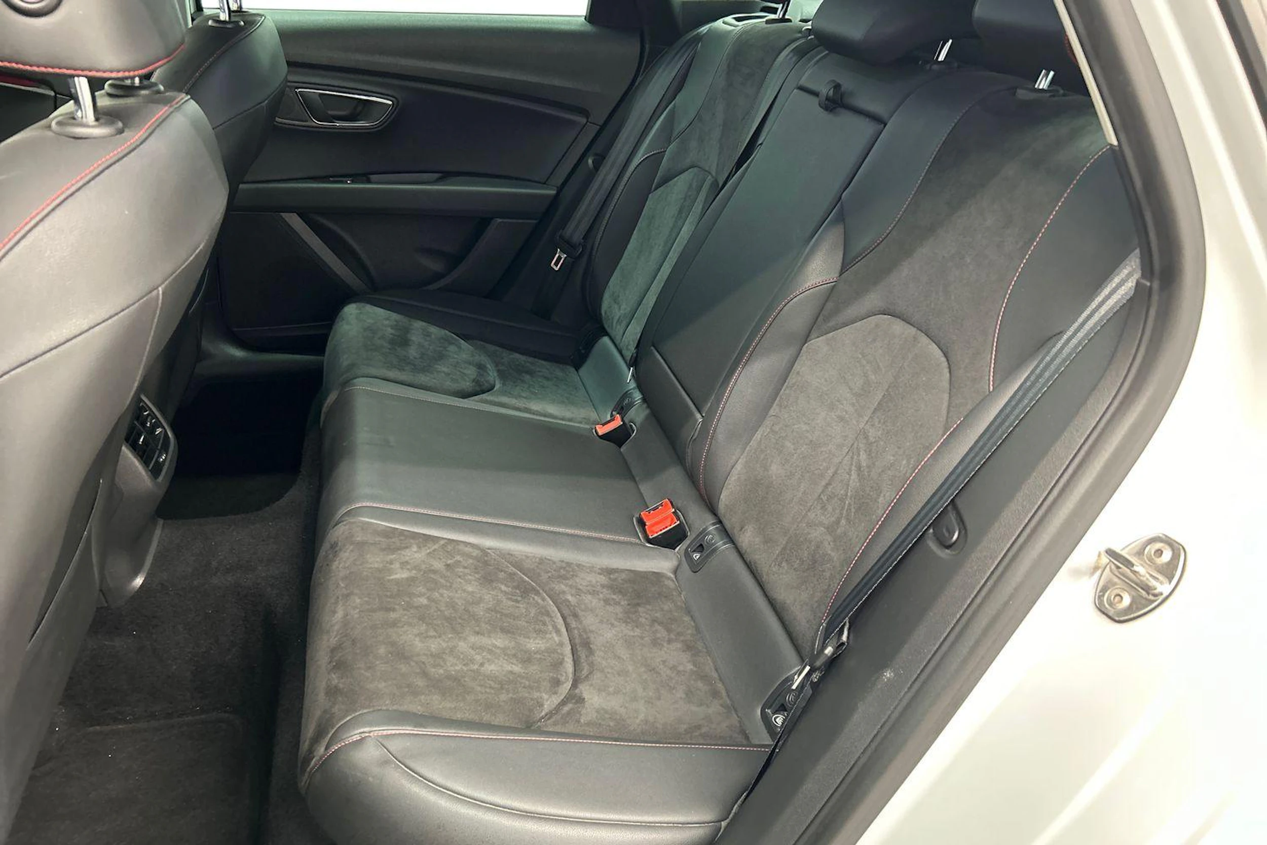 valkoinen SEAT Leon ST 2015 kuva 8.