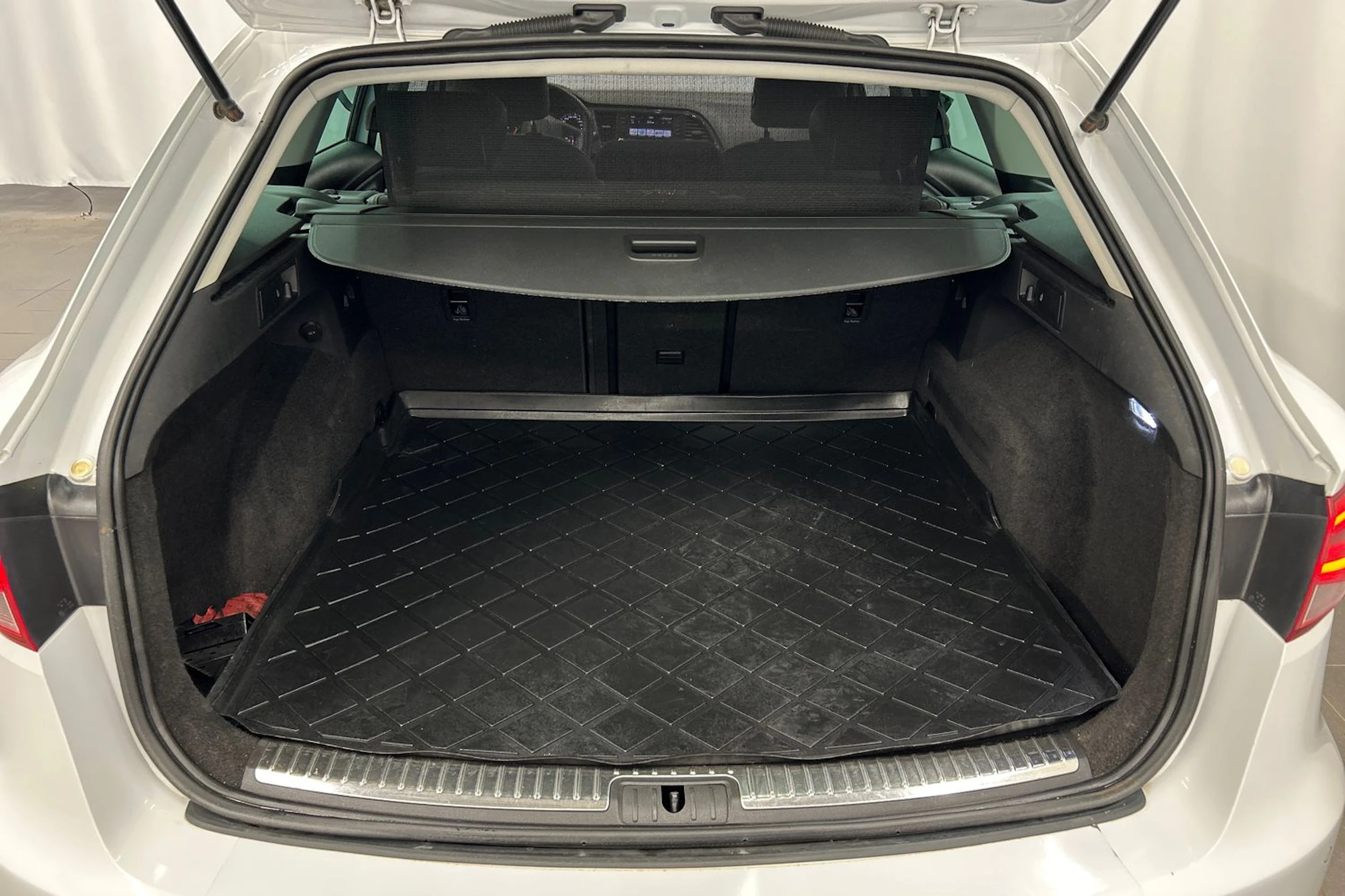 valkoinen SEAT Leon ST 2015 kuva 12.