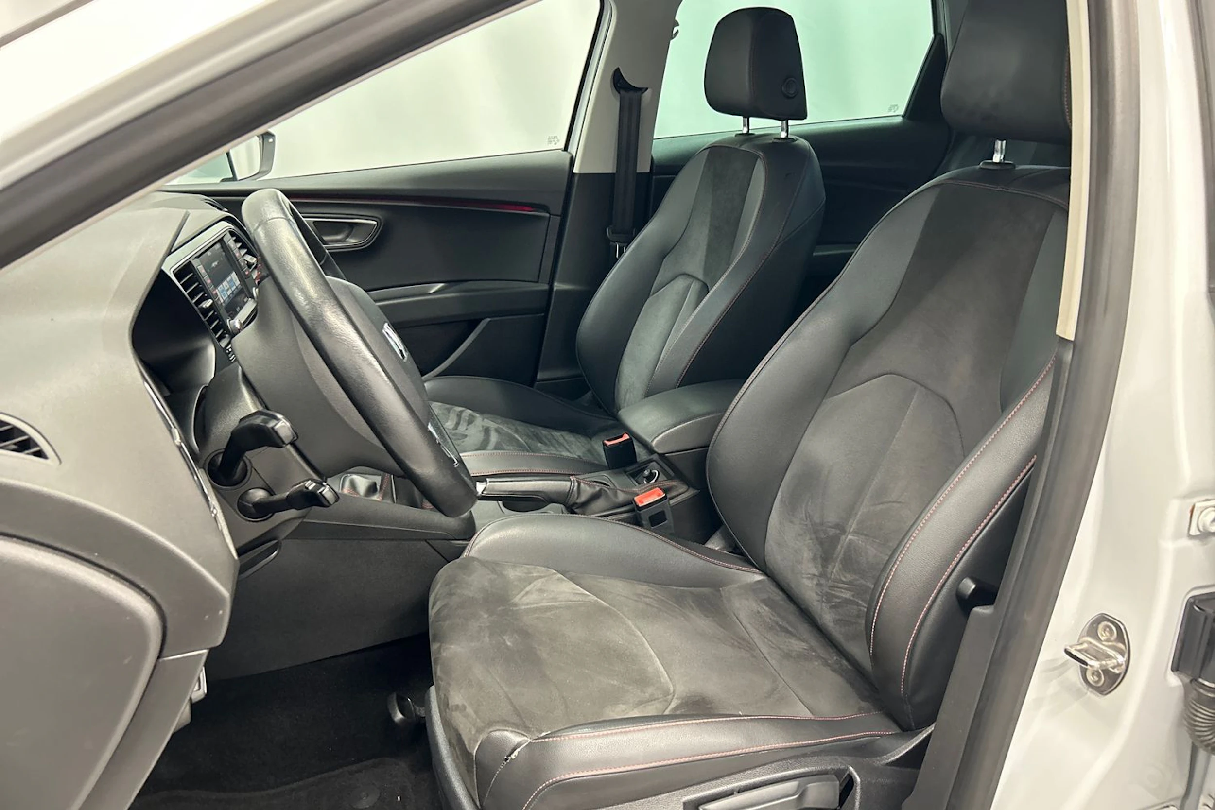 valkoinen SEAT Leon ST 2015 kuva 13.