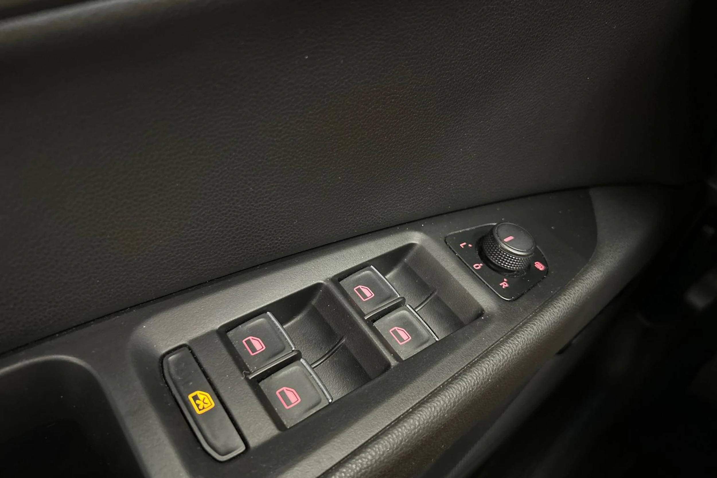 valkoinen SEAT Leon ST 2015 kuva 14.