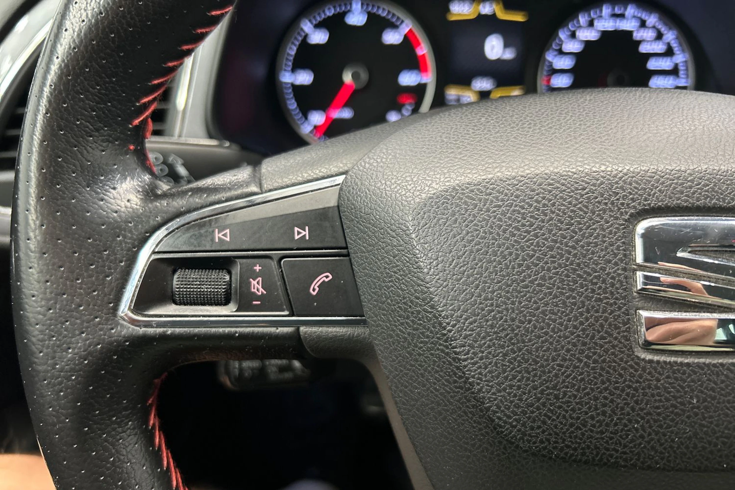 valkoinen SEAT Leon ST 2015 kuva 16.
