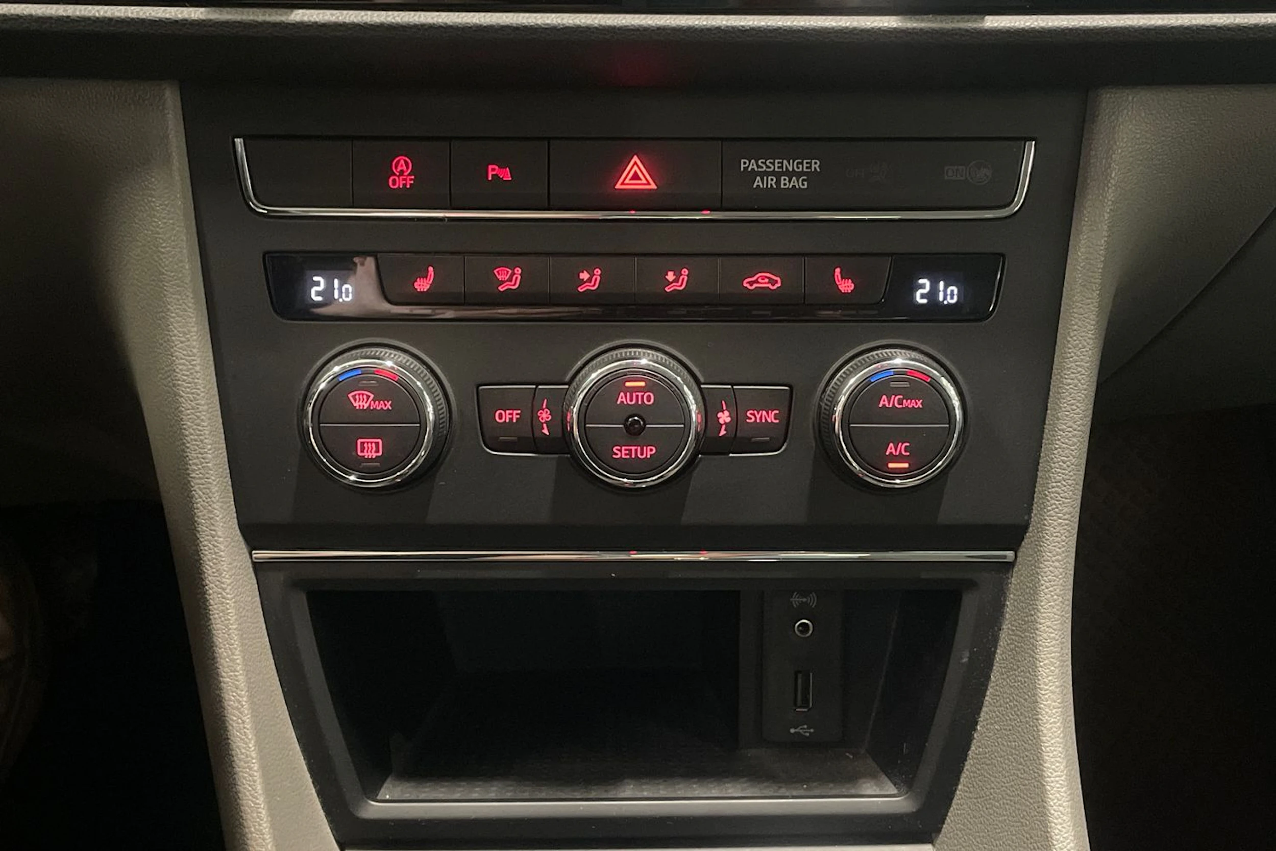 punainen SEAT Leon ST 2015 kuva 21.