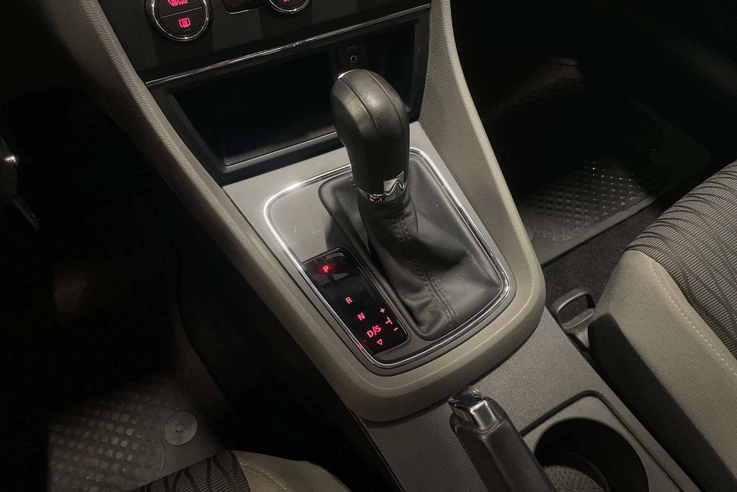 punainen SEAT Leon ST 2015 kuva 22.