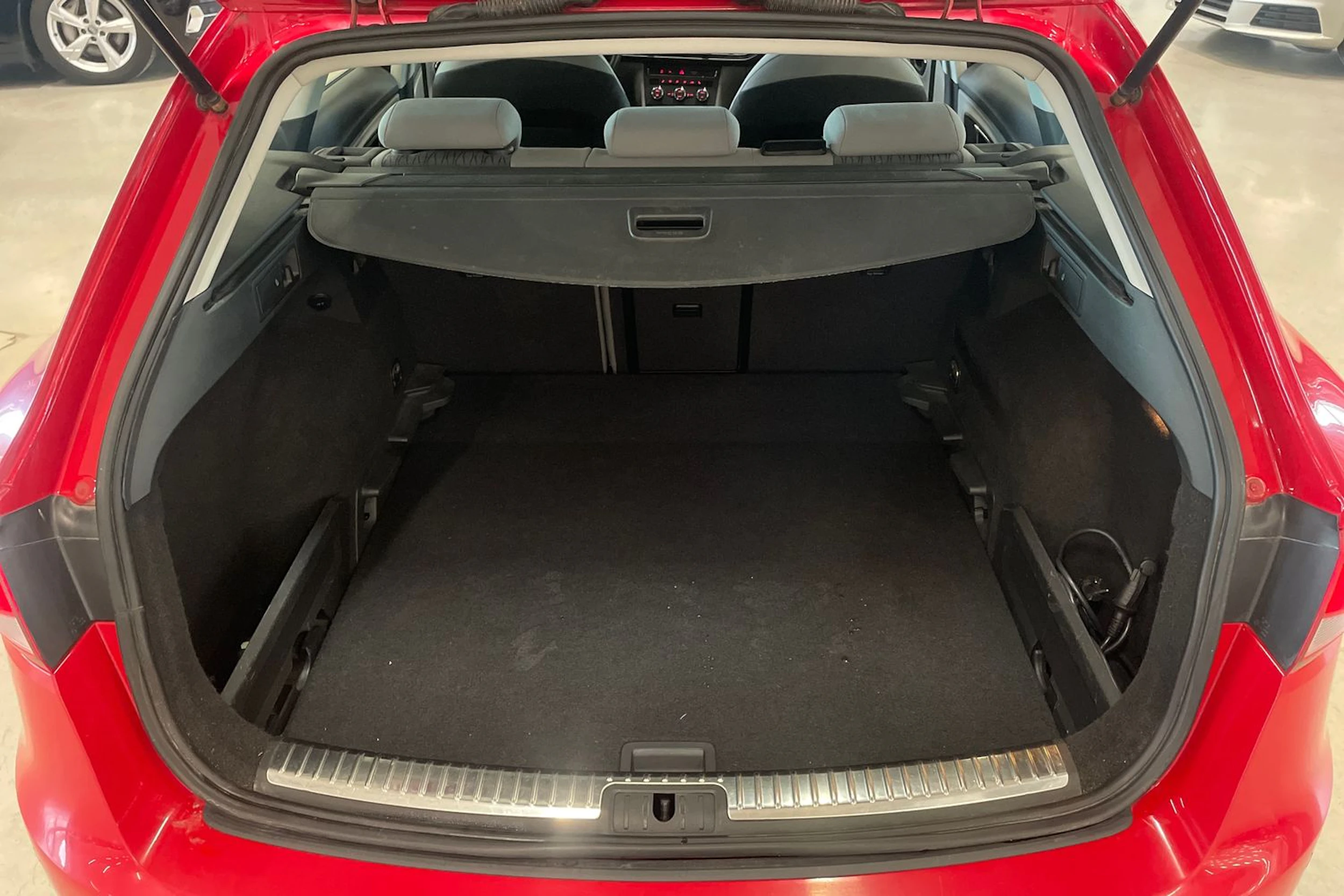 punainen SEAT Leon ST 2015 kuva 25.