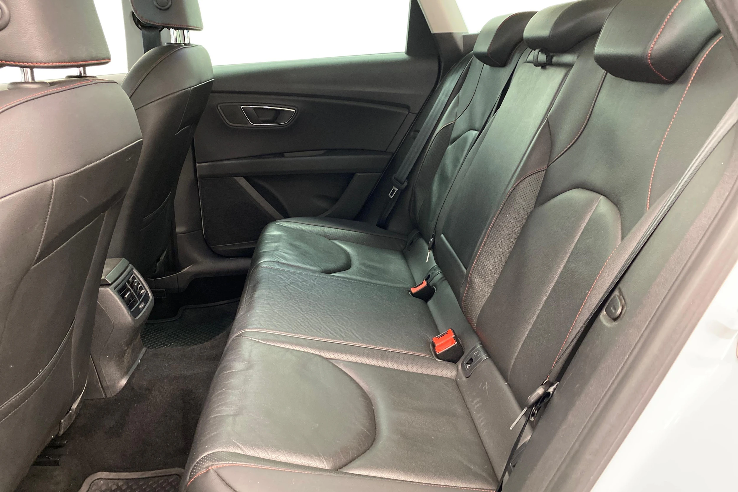 Valkoinen SEAT LEON ST 2015 kuva 8.