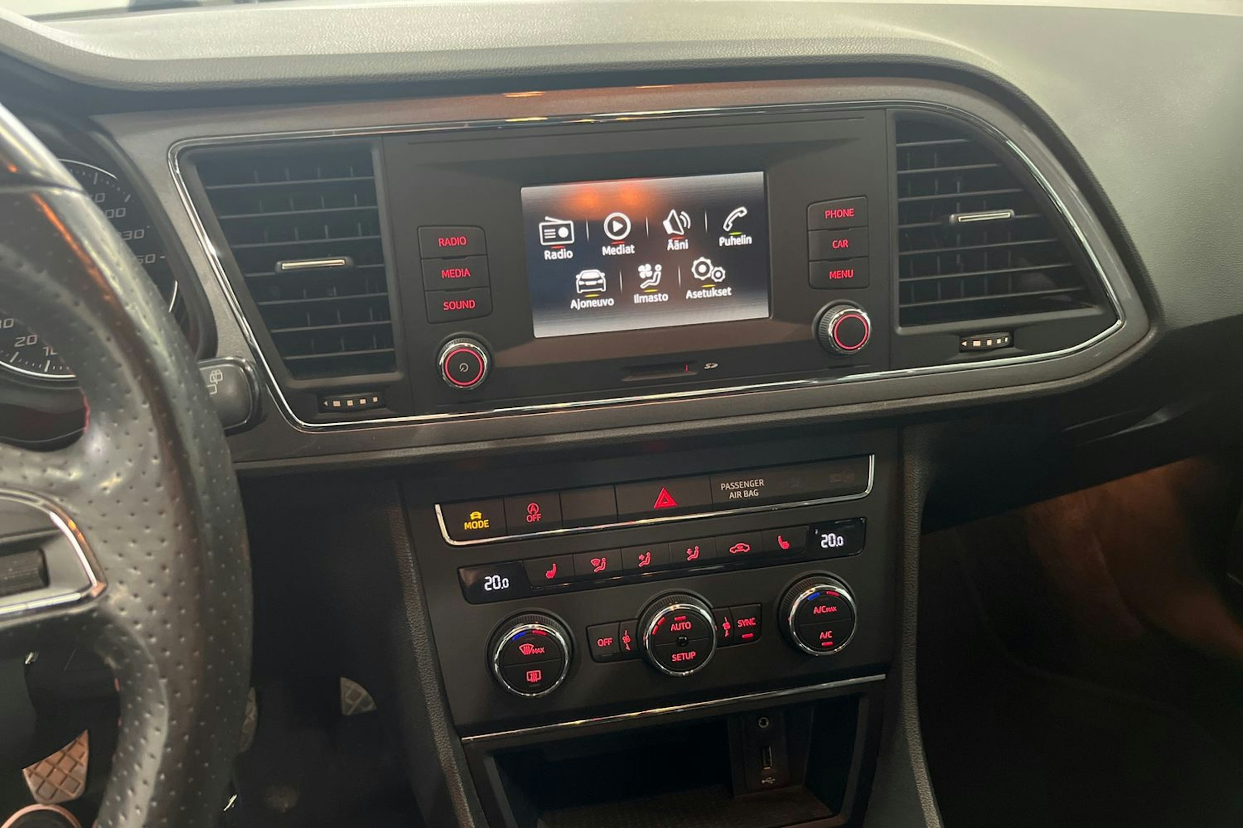 punainen SEAT Leon ST 2016 kuva 17.