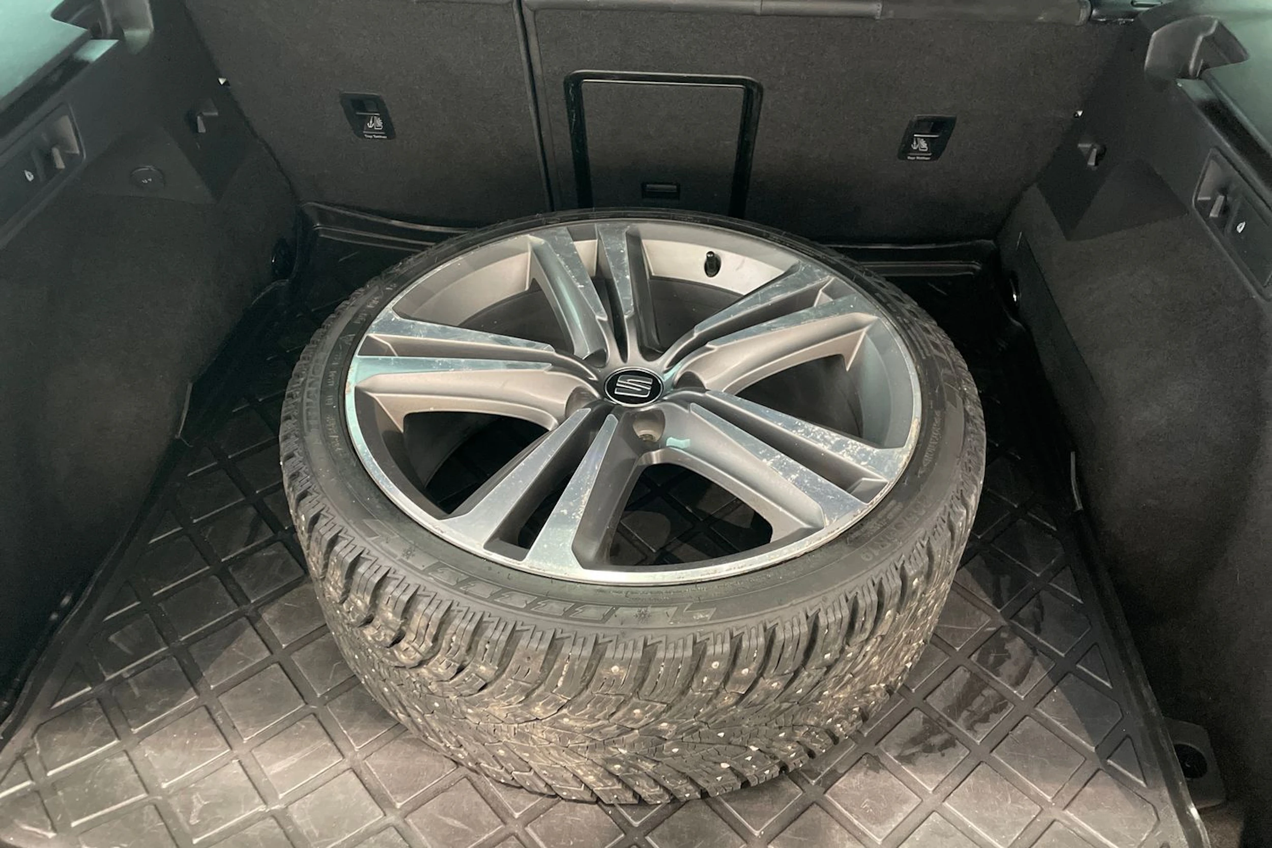 valkoinen SEAT Leon ST 2016 kuva 10.
