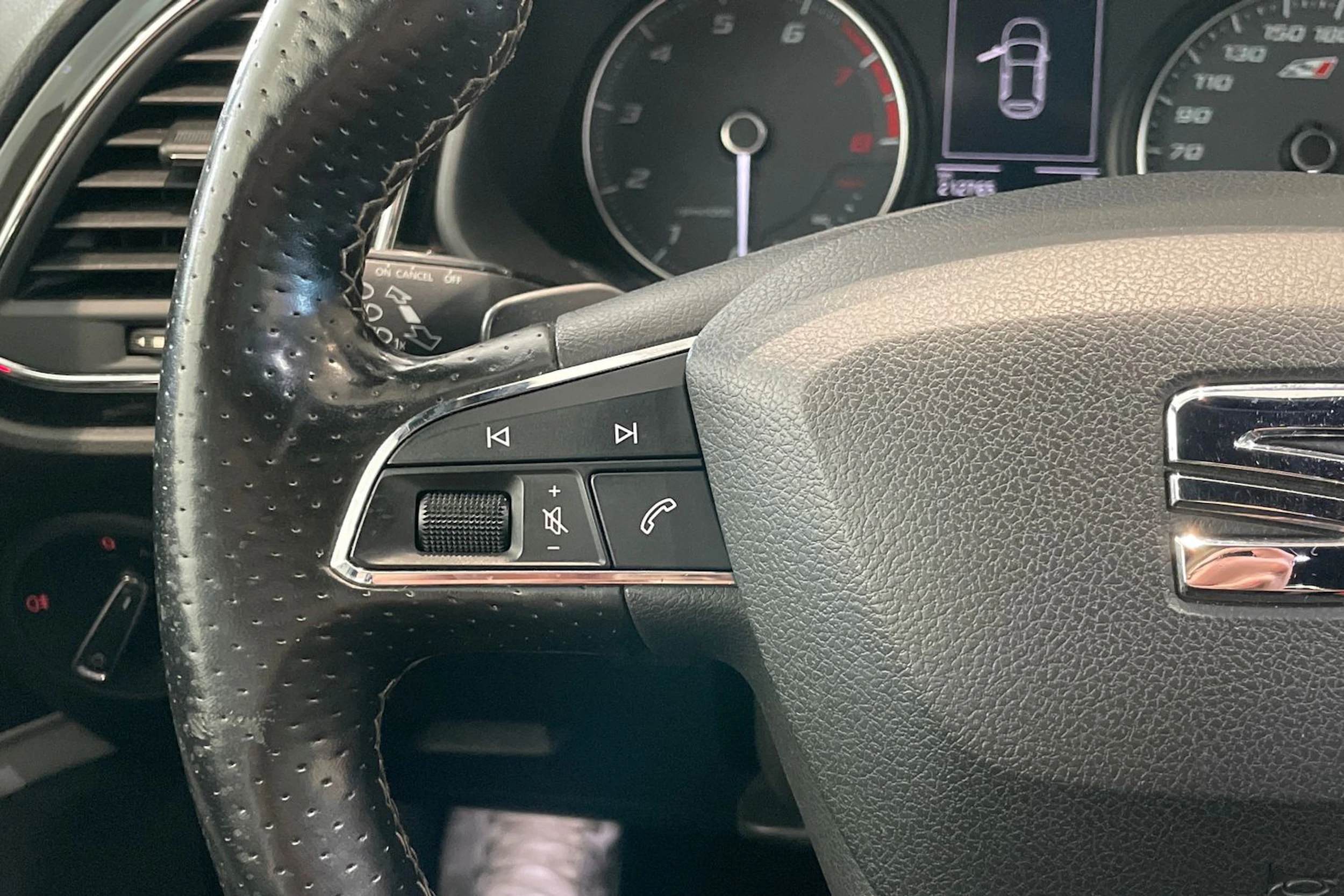 valkoinen SEAT Leon ST 2016 kuva 11.