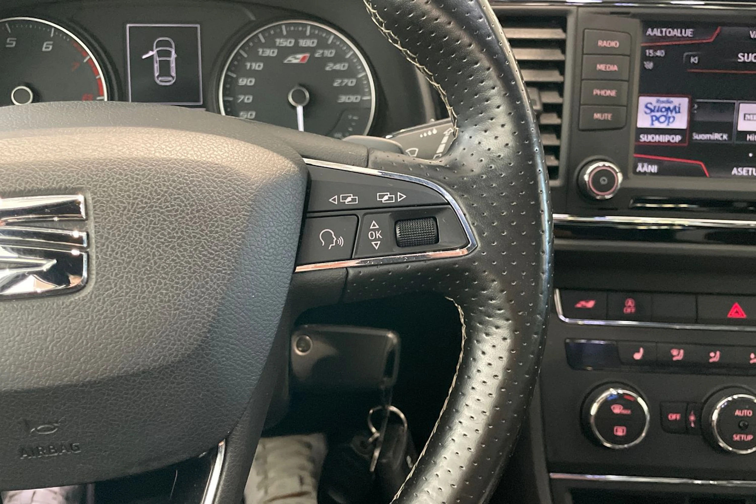 valkoinen SEAT Leon ST 2016 kuva 12.