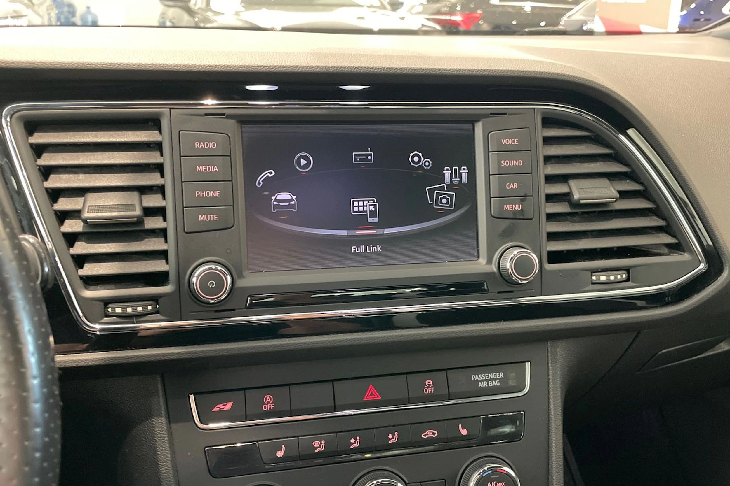 valkoinen SEAT Leon ST 2016 kuva 13.