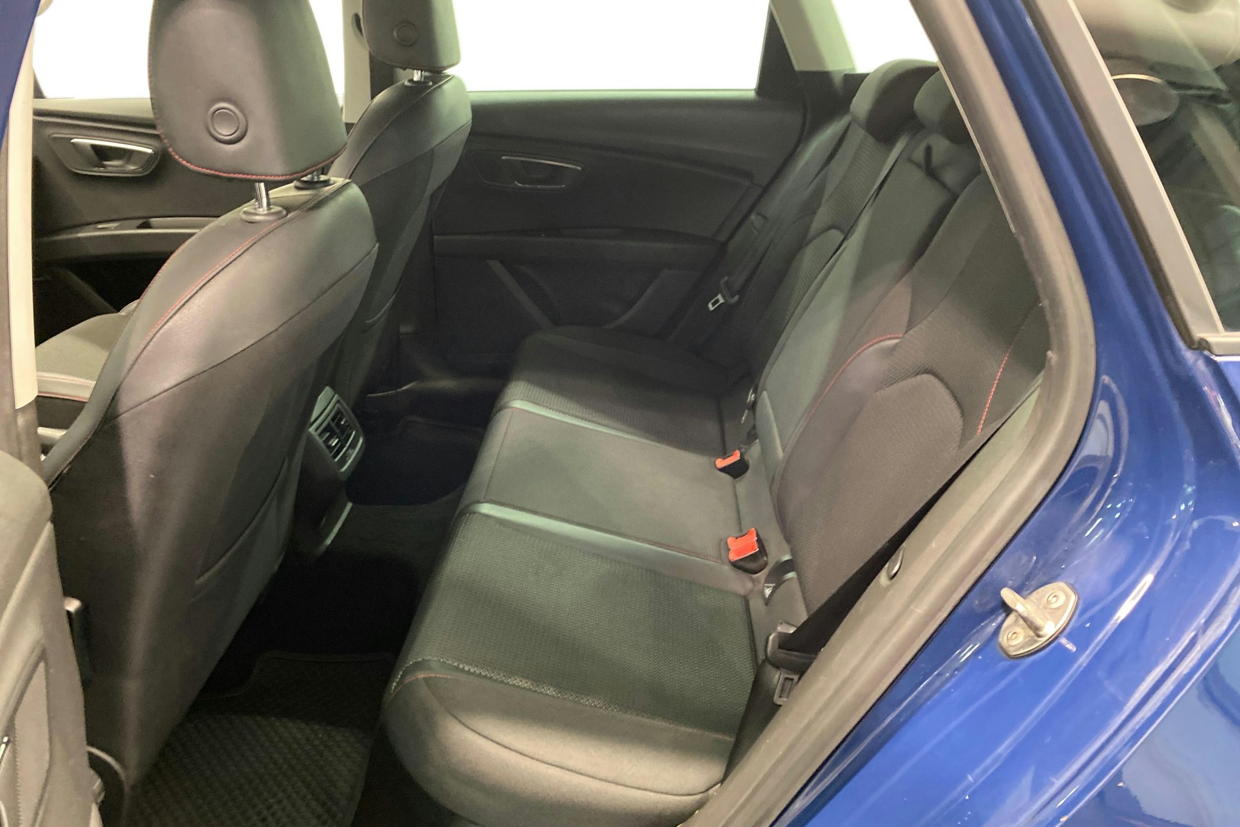 sininen SEAT Leon ST 2016 kuva 10.