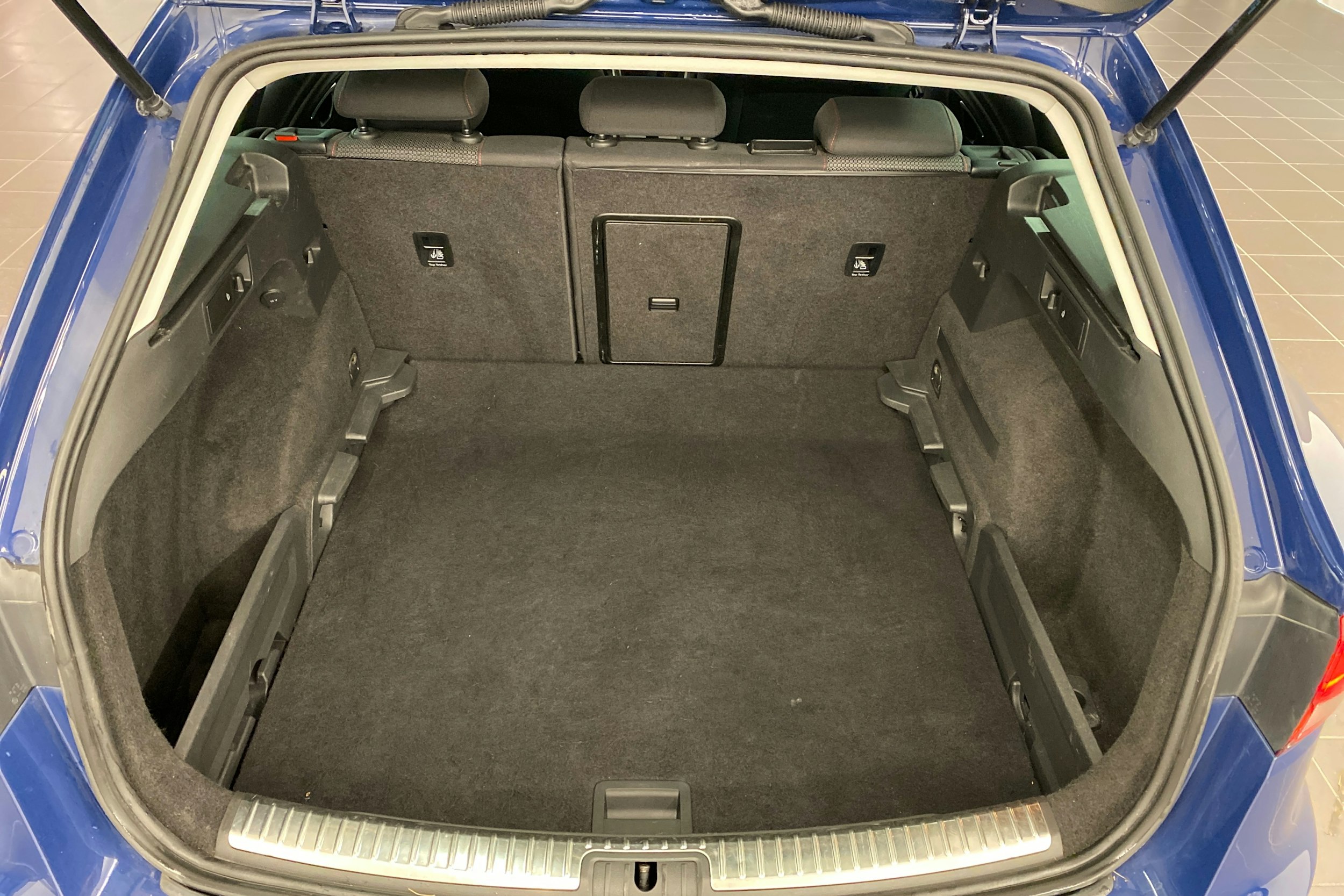 sininen SEAT Leon ST 2016 kuva 21.