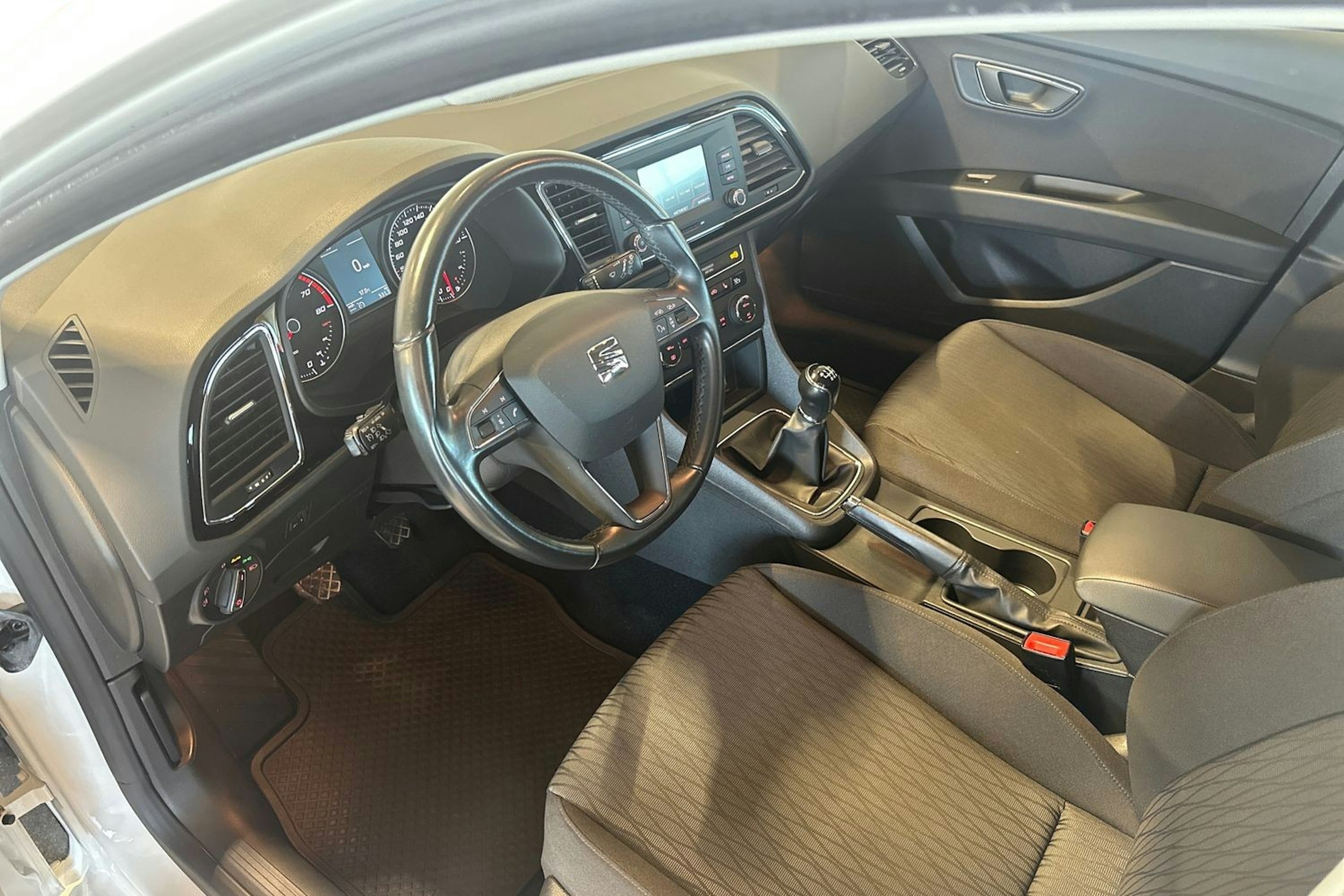 Valkoinen SEAT LEON ST 2016 kuva 7.