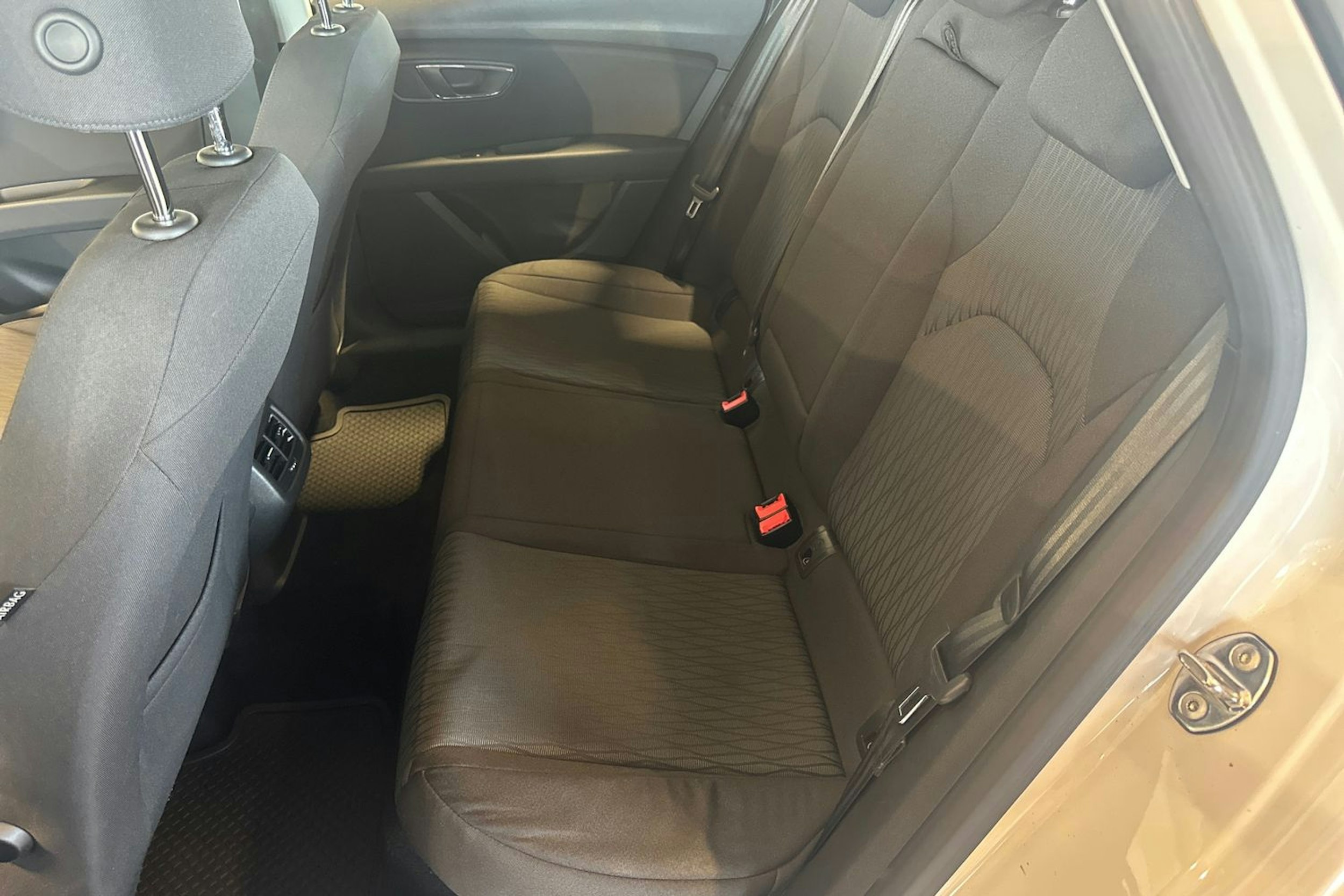 Valkoinen SEAT LEON ST 2016 kuva 10.