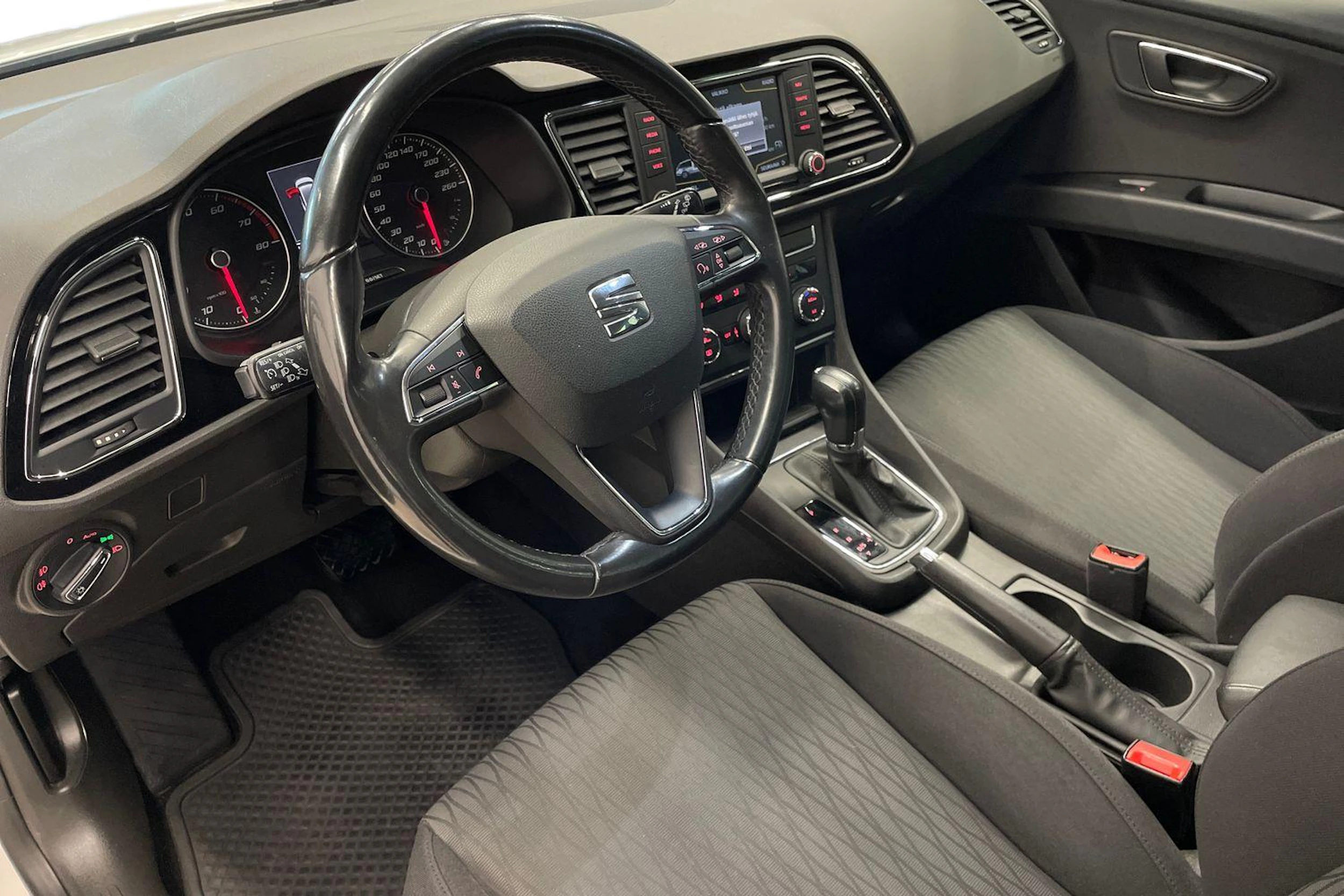 valkoinen SEAT Leon ST 2016 kuva 6.