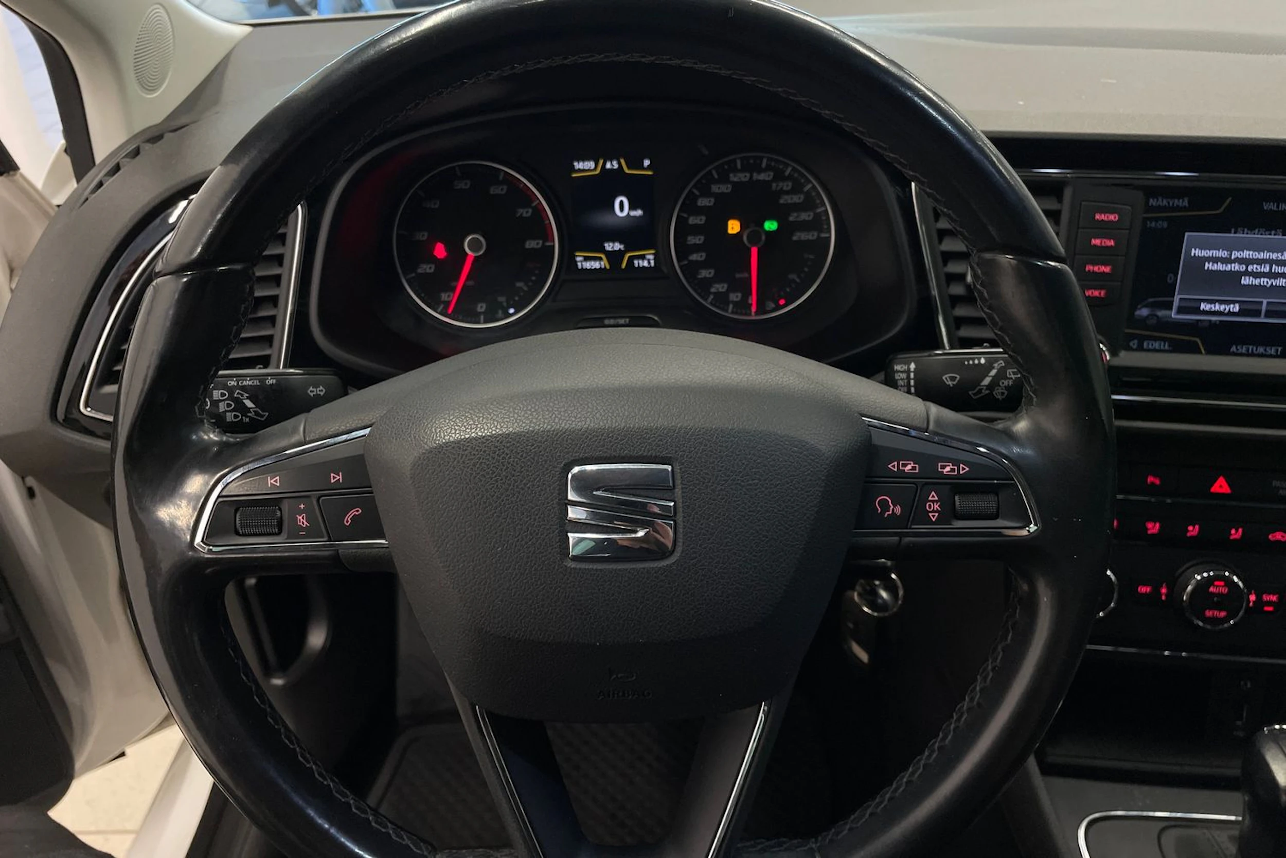 valkoinen SEAT Leon ST 2016 kuva 12.