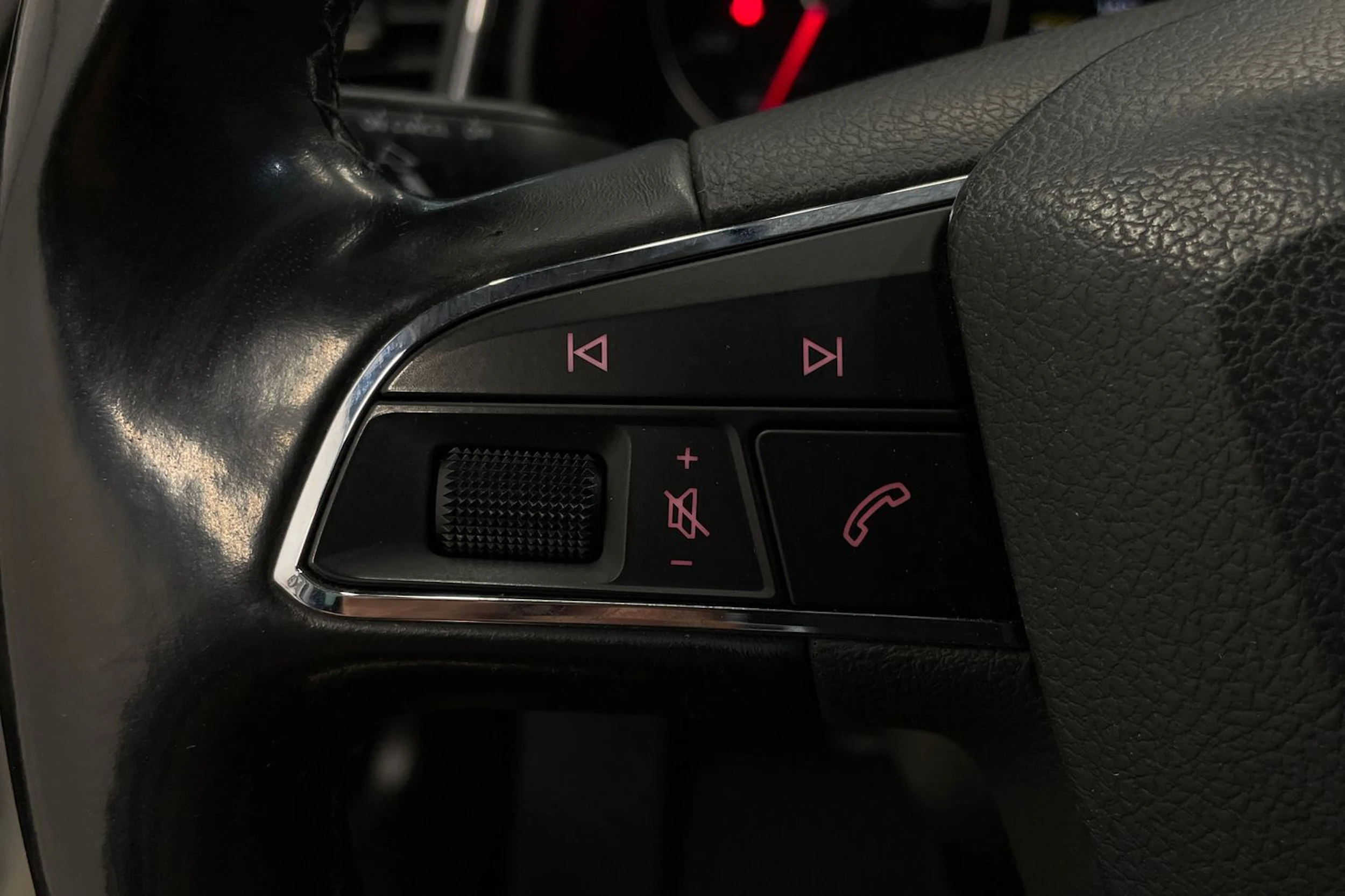 valkoinen SEAT Leon ST 2016 kuva 13.