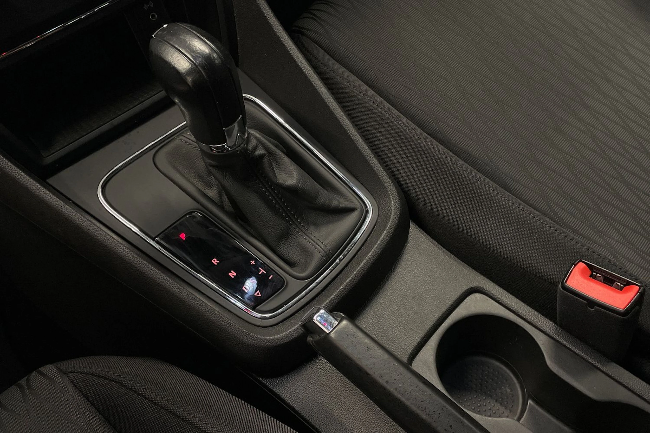 valkoinen SEAT Leon ST 2016 kuva 16.