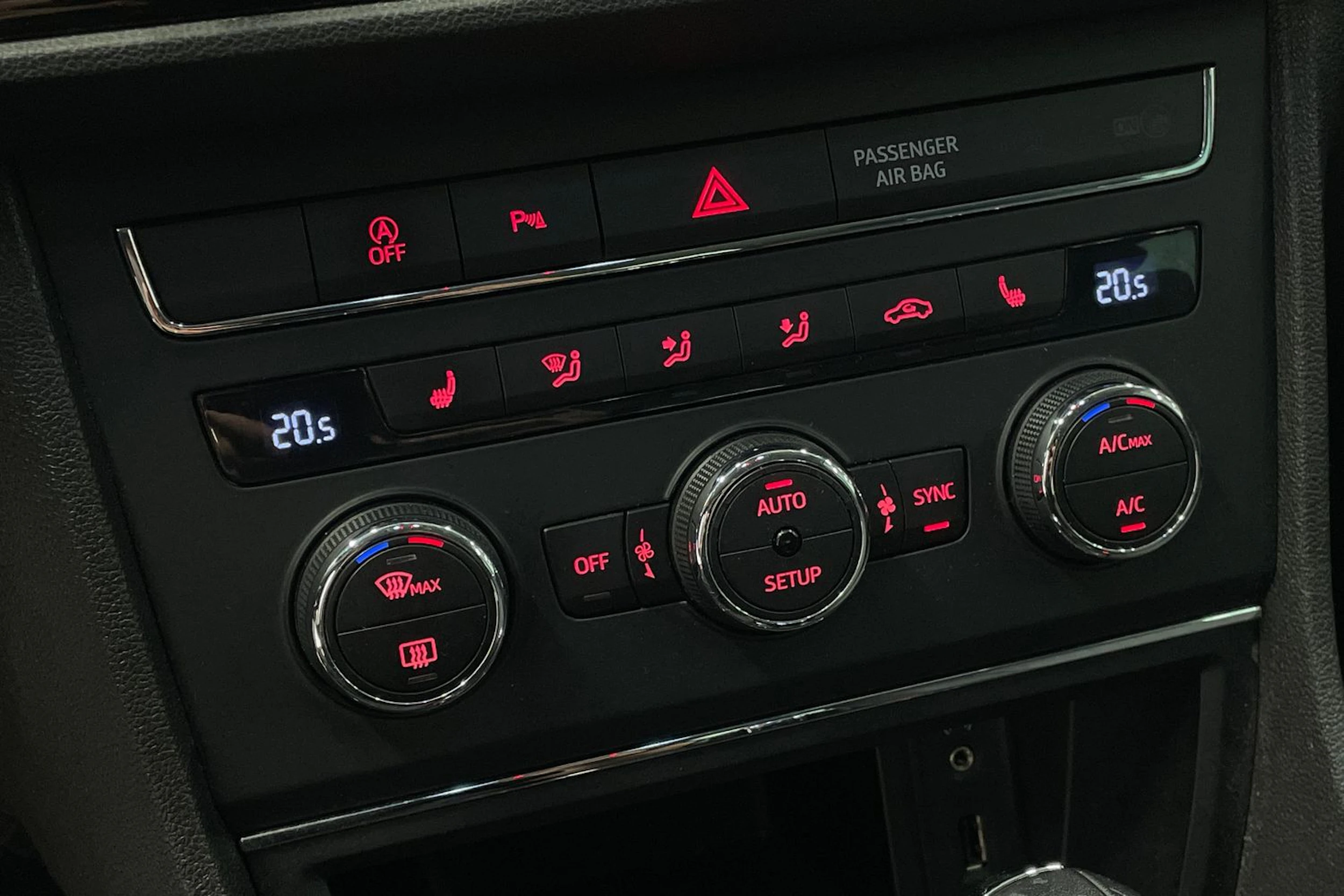 valkoinen SEAT Leon ST 2016 kuva 17.
