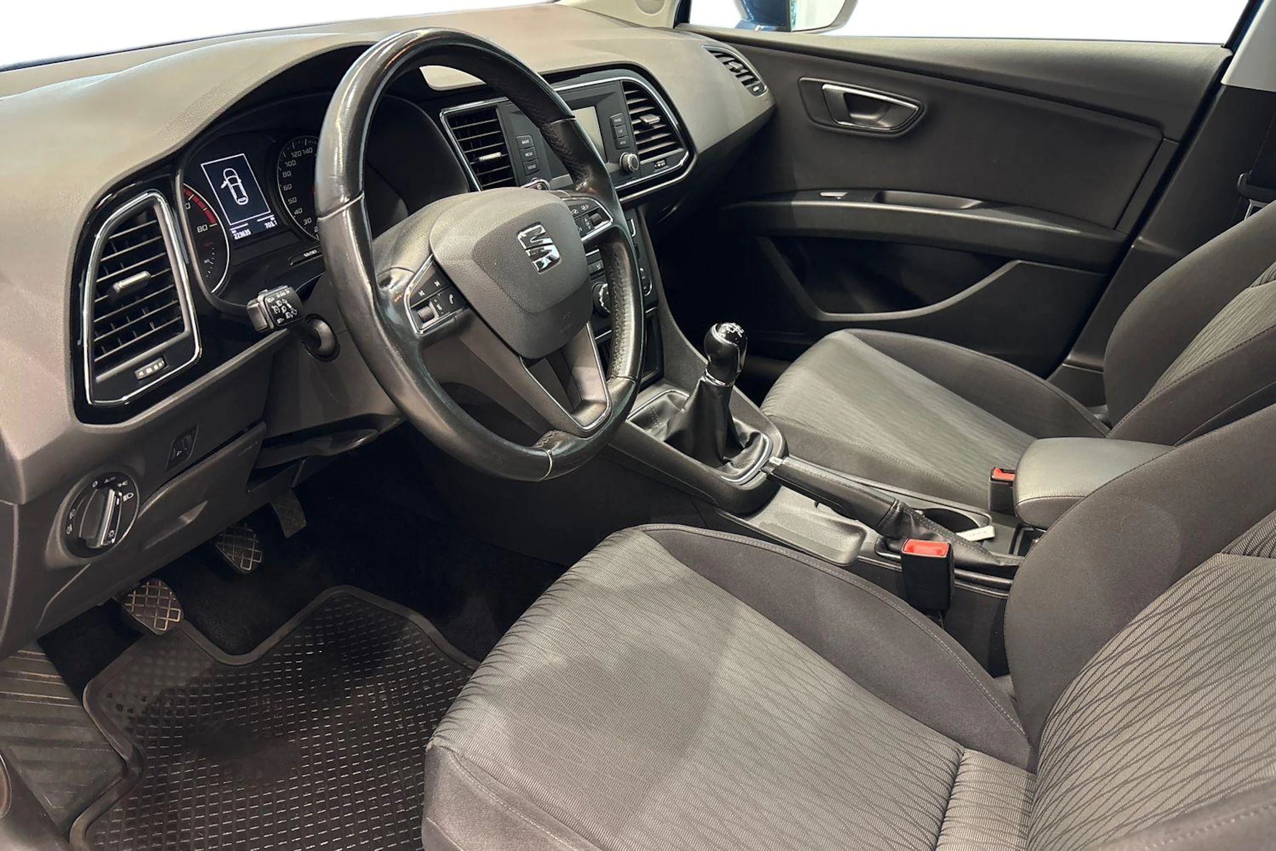 sininen SEAT Leon ST 2016 kuva 8.