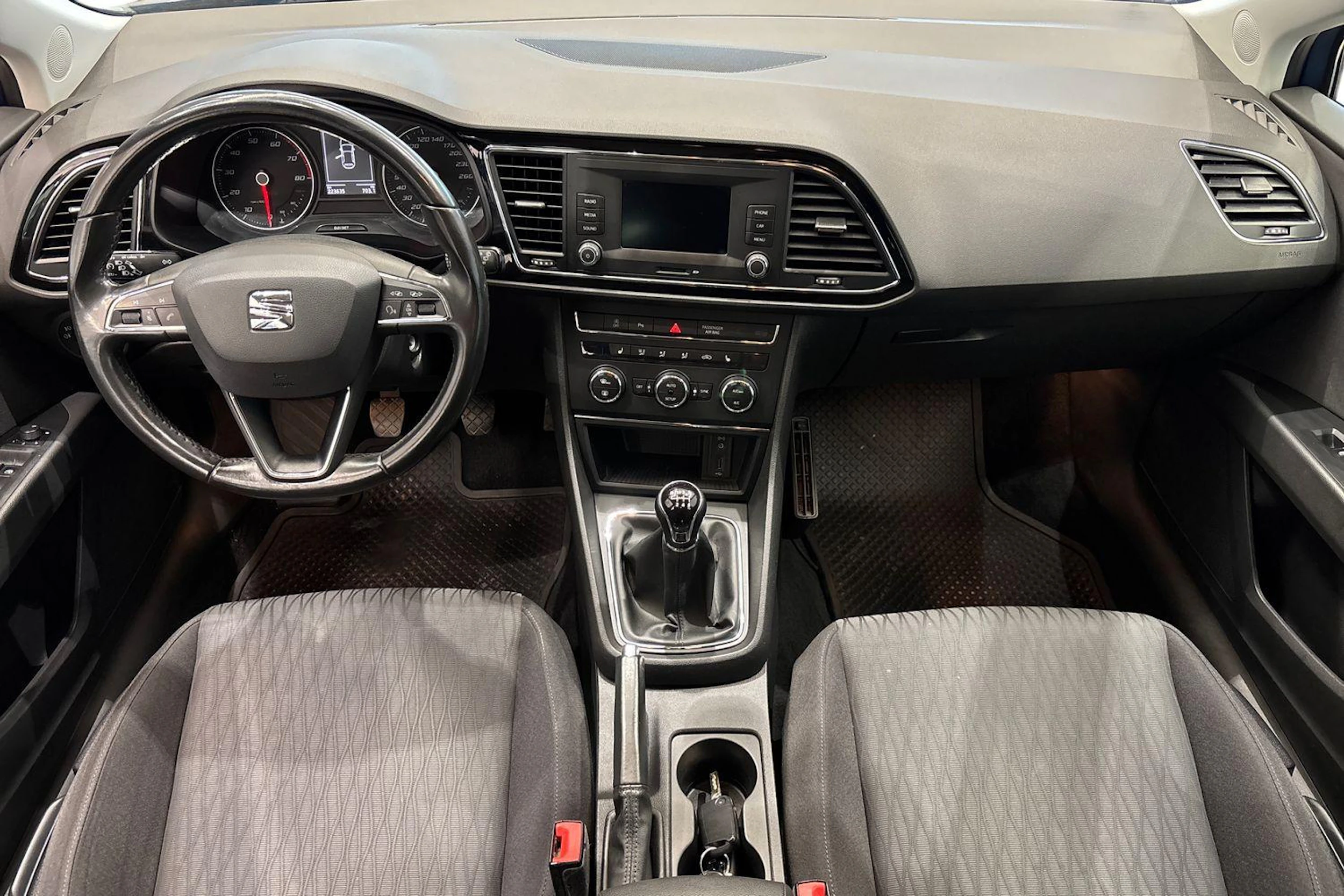 sininen SEAT Leon ST 2016 kuva 9.