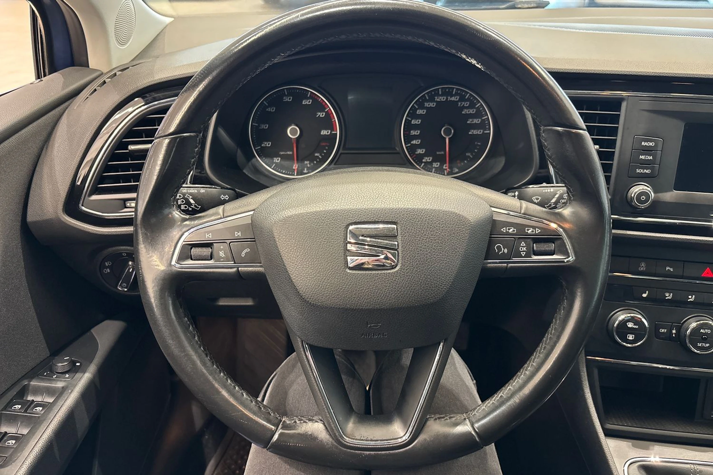 sininen SEAT Leon ST 2016 kuva 19.