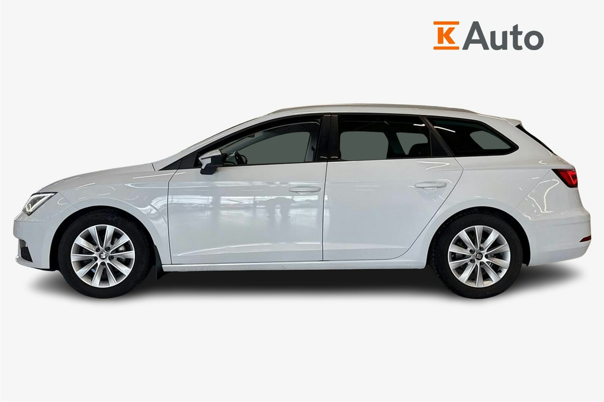 valkoinen SEAT Leon ST 2017 kuva 6.