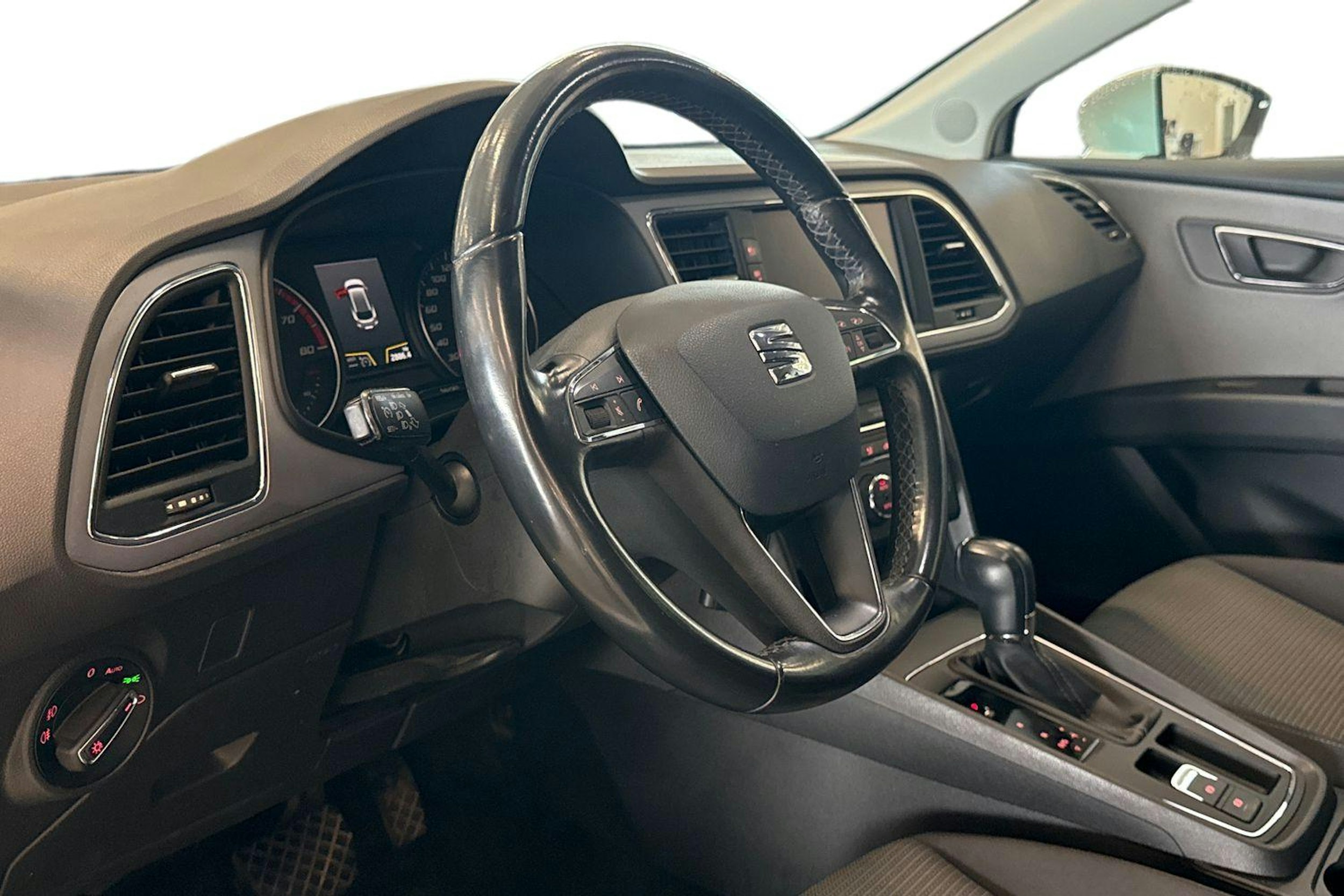 valkoinen SEAT Leon ST 2017 kuva 7.
