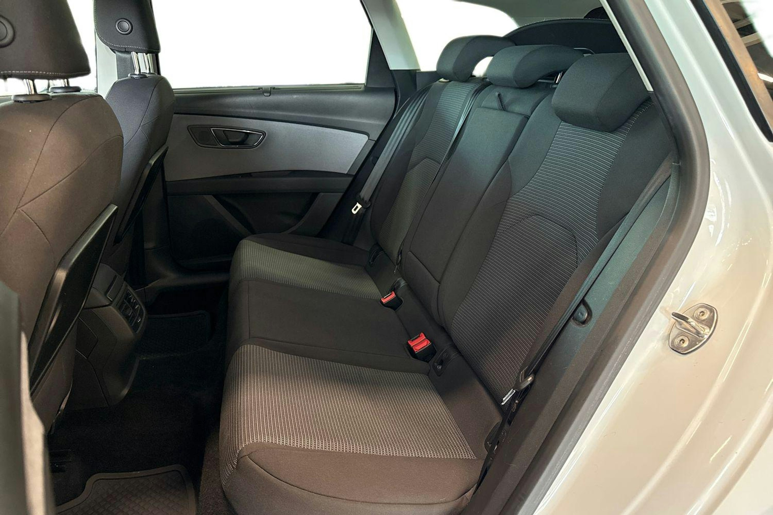 valkoinen SEAT Leon ST 2017 kuva 10.