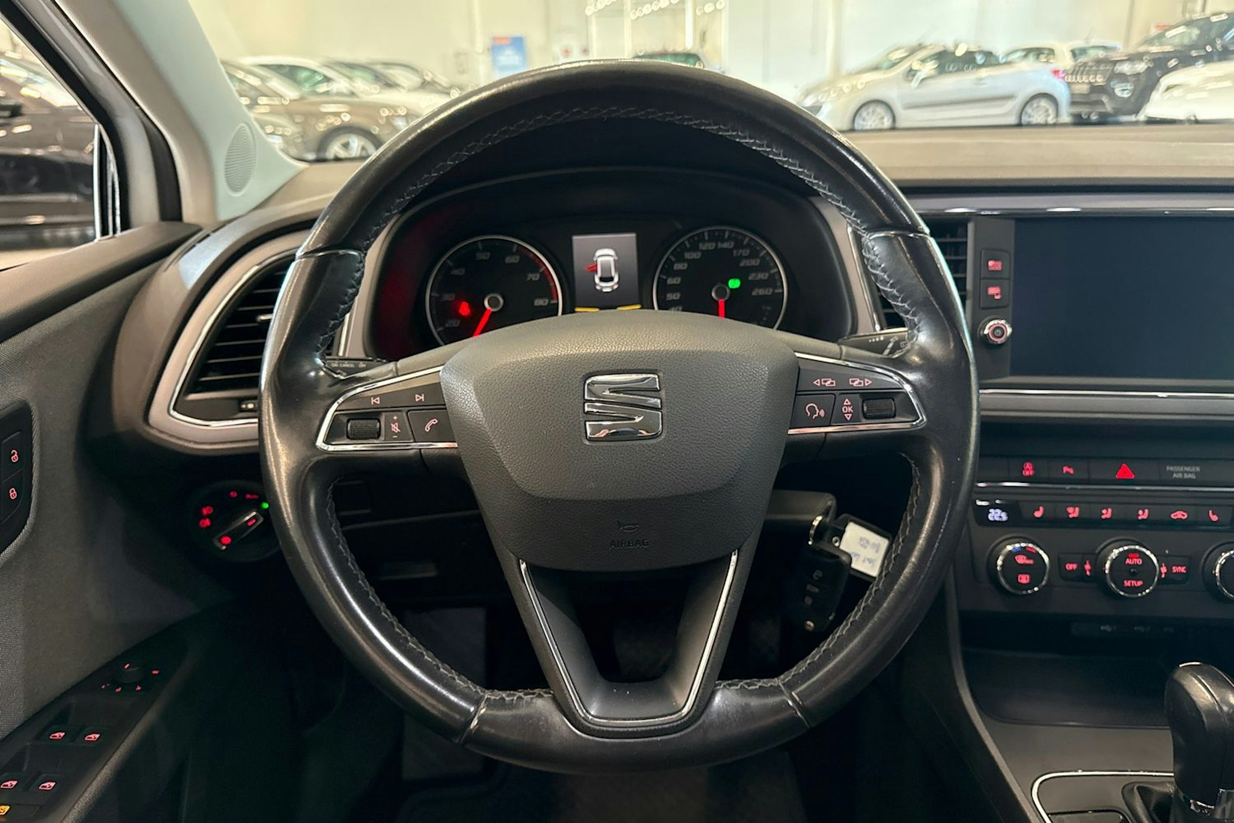 valkoinen SEAT Leon ST 2017 kuva 14.