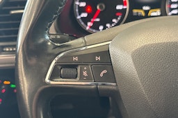 valkoinen SEAT Leon ST 2017 kuva 15.