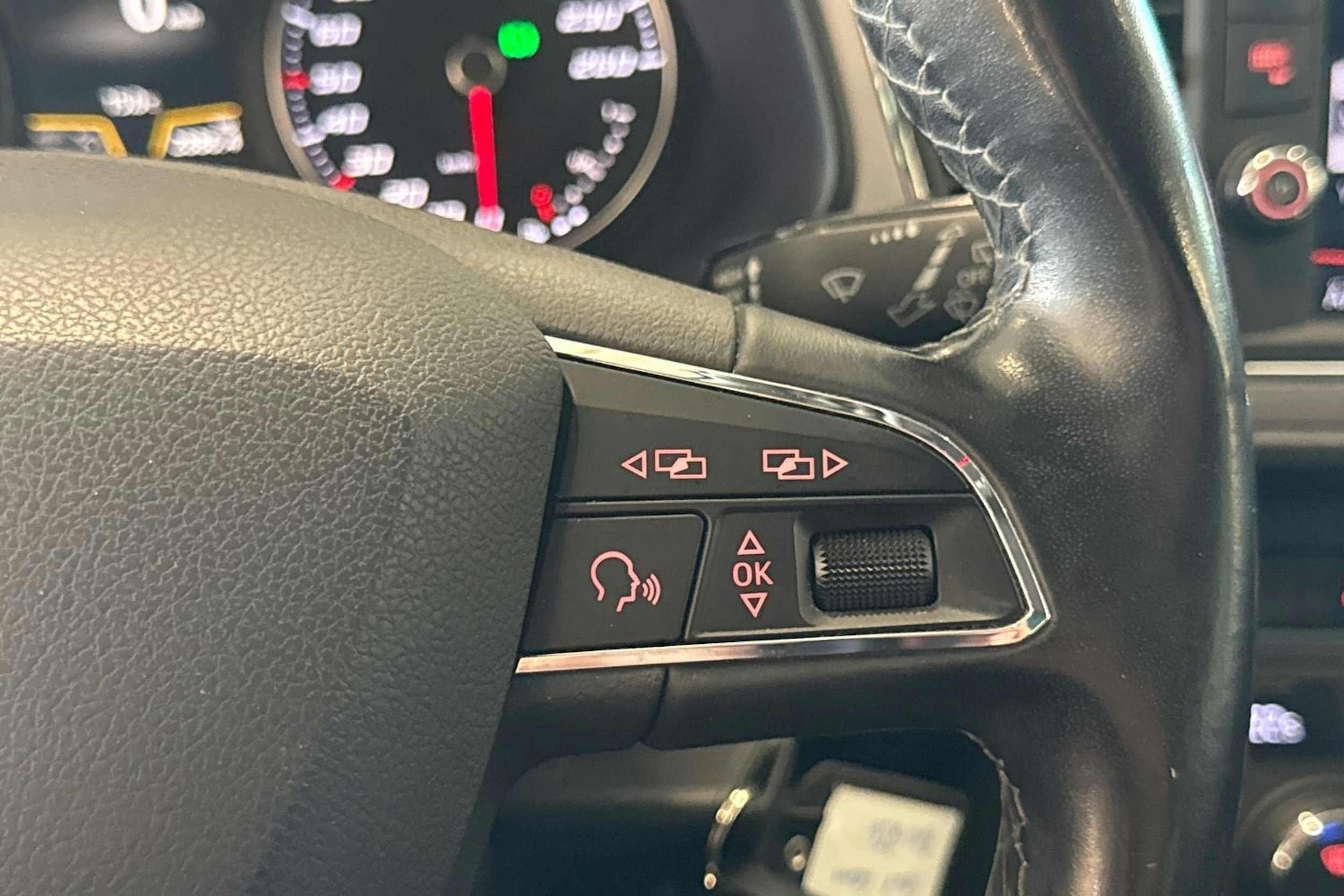 valkoinen SEAT Leon ST 2017 kuva 16.