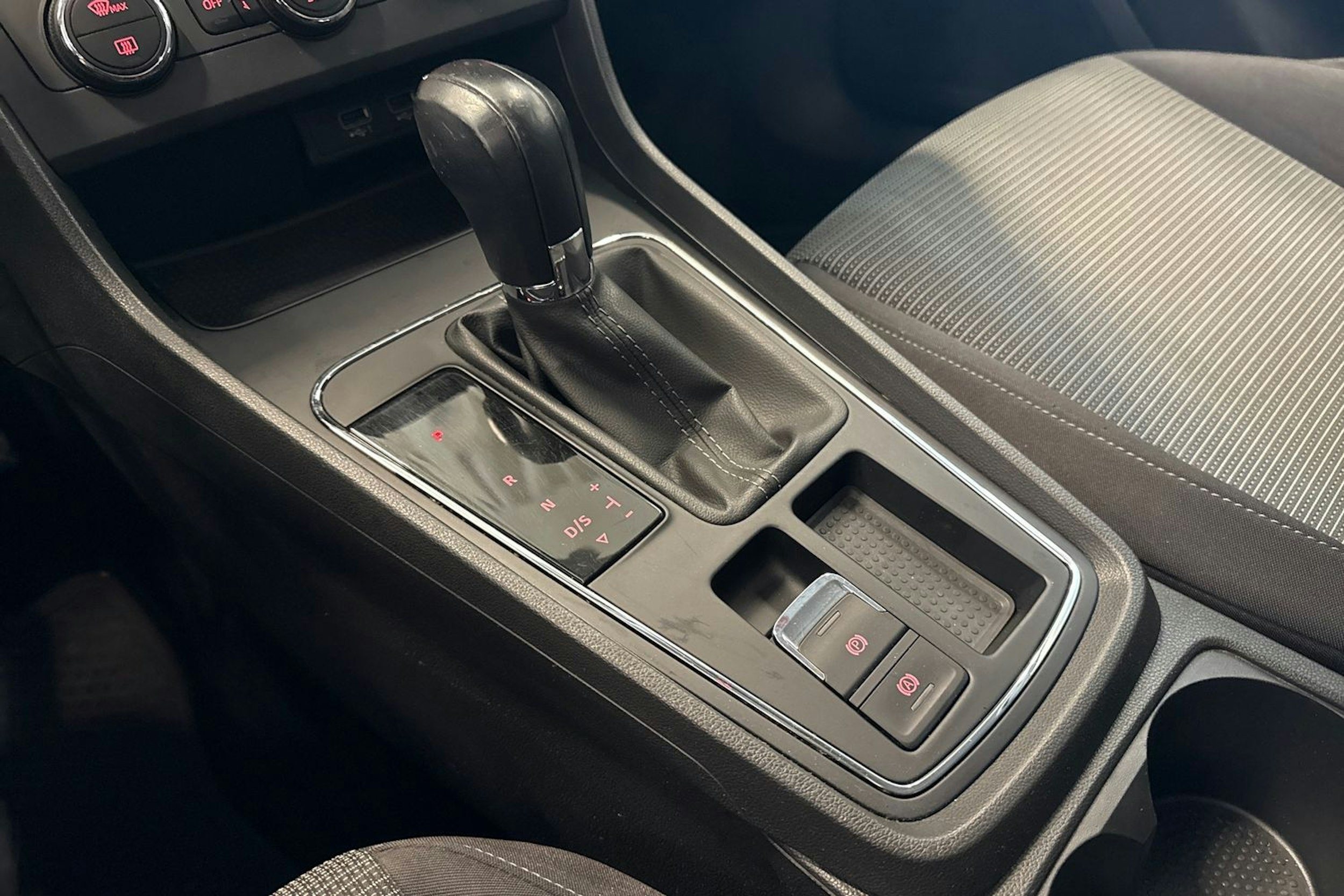 valkoinen SEAT Leon ST 2017 kuva 18.