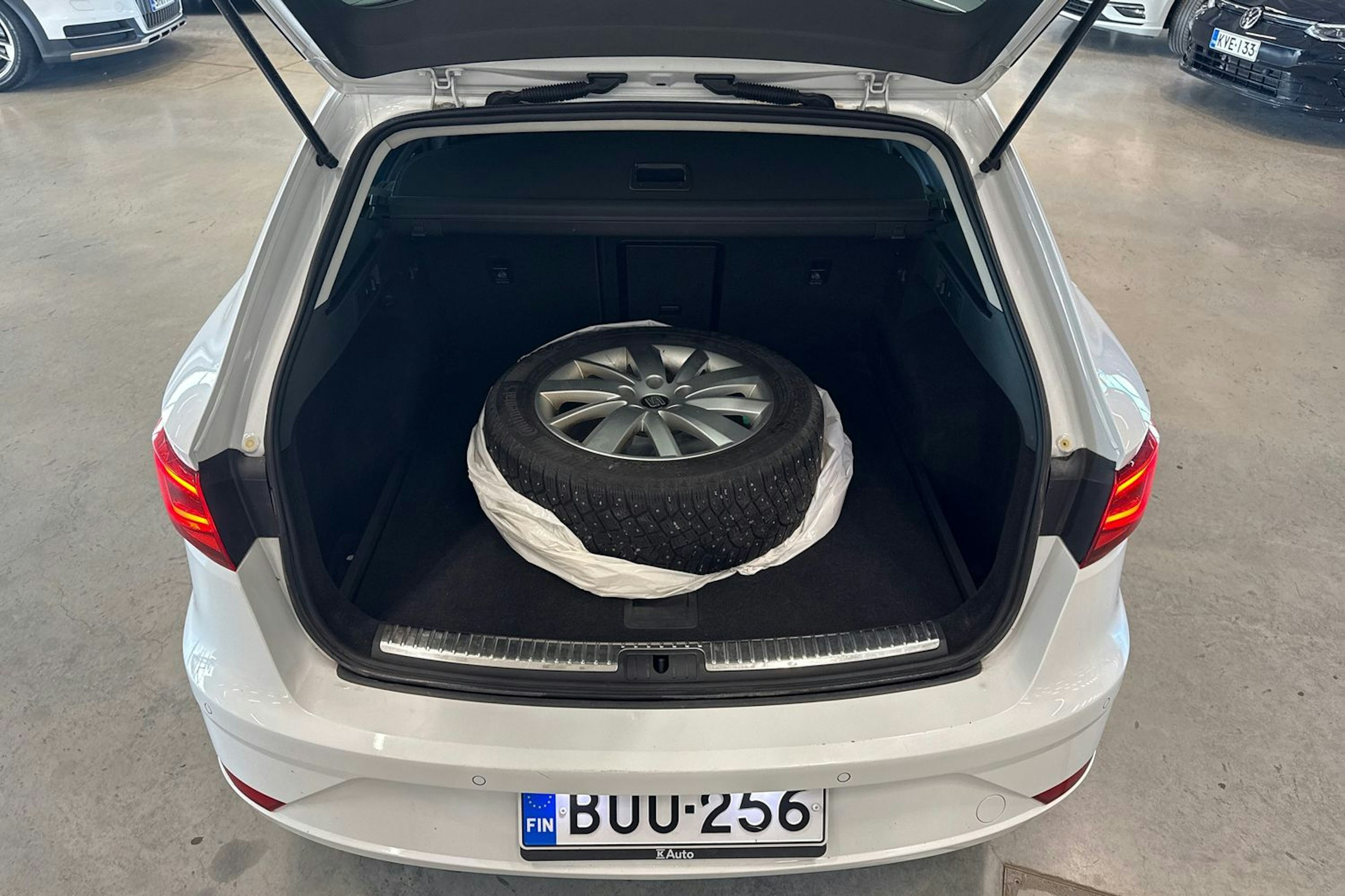 valkoinen SEAT Leon ST 2017 kuva 24.