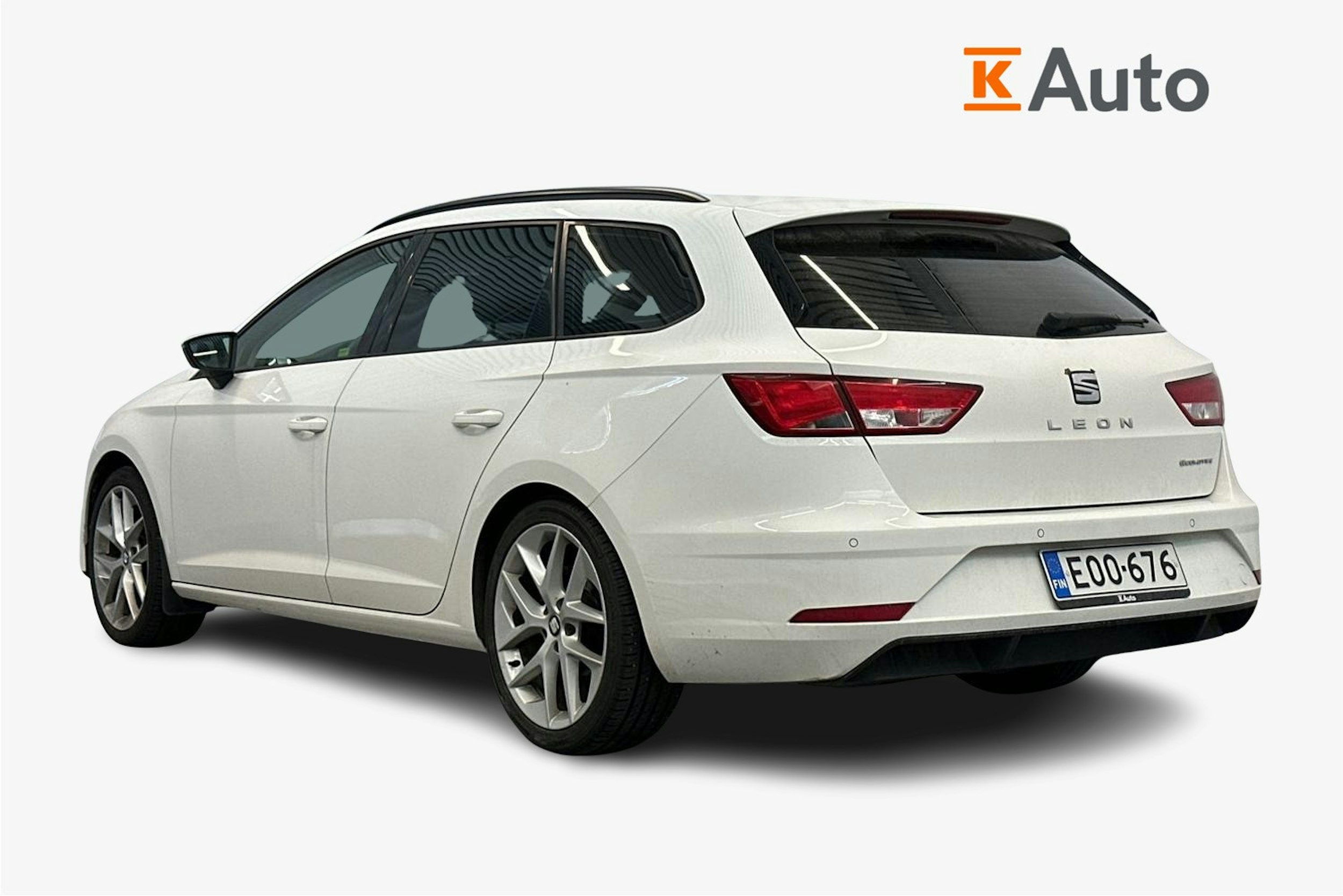 valkoinen SEAT Leon ST 2017 kuva 2.