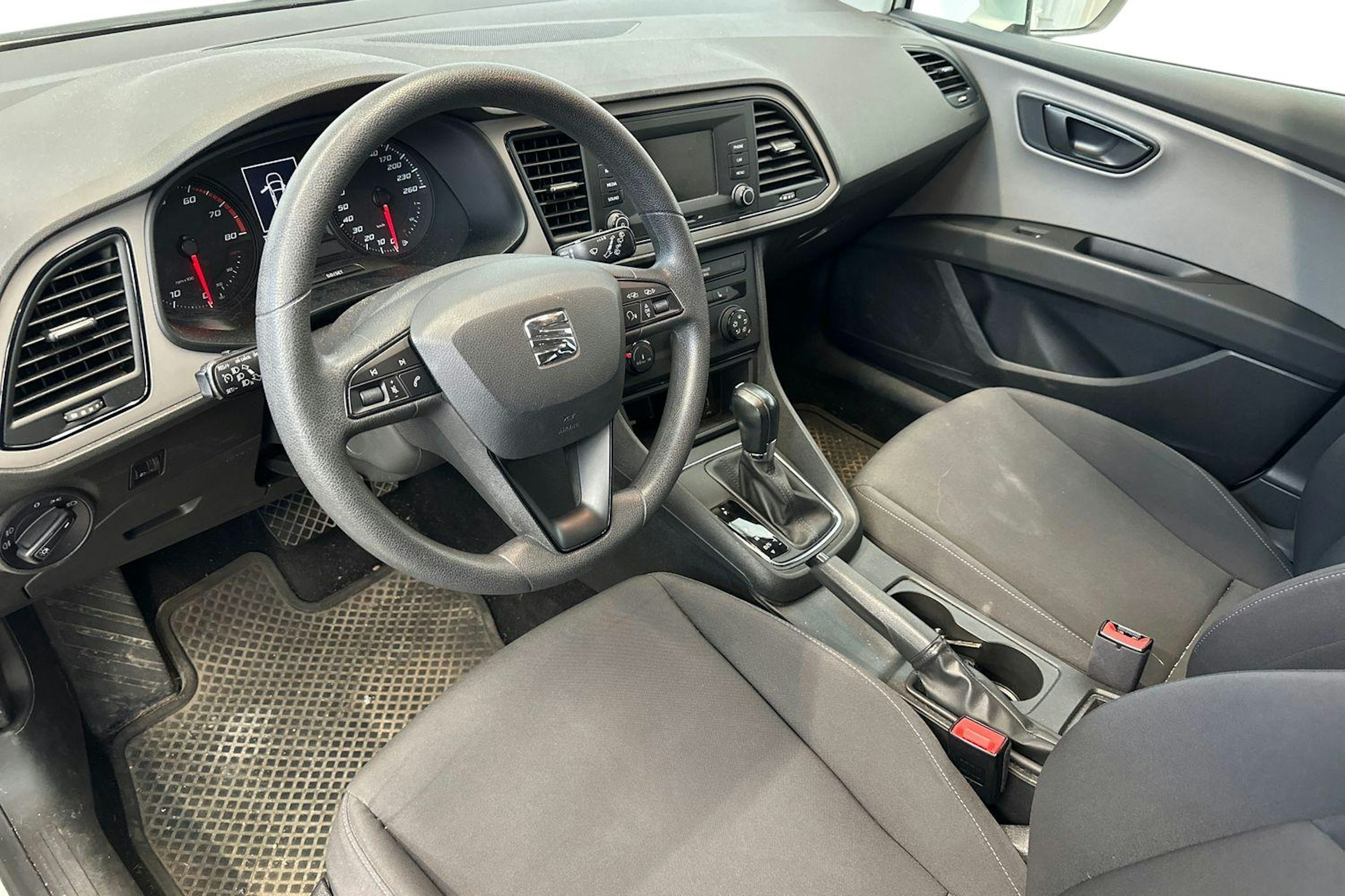 valkoinen SEAT Leon ST 2017 kuva 3.