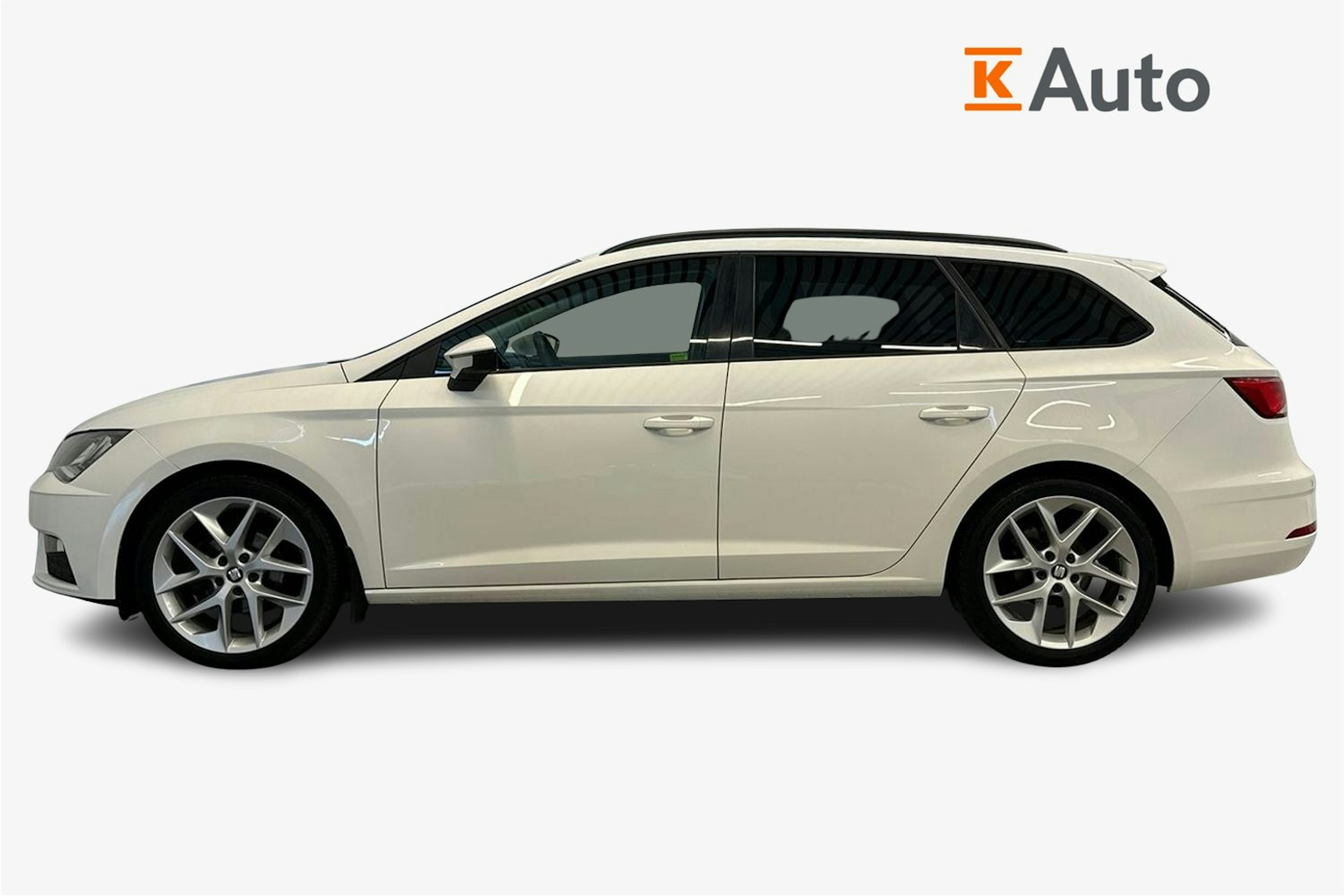 valkoinen SEAT Leon ST 2017 kuva 6.